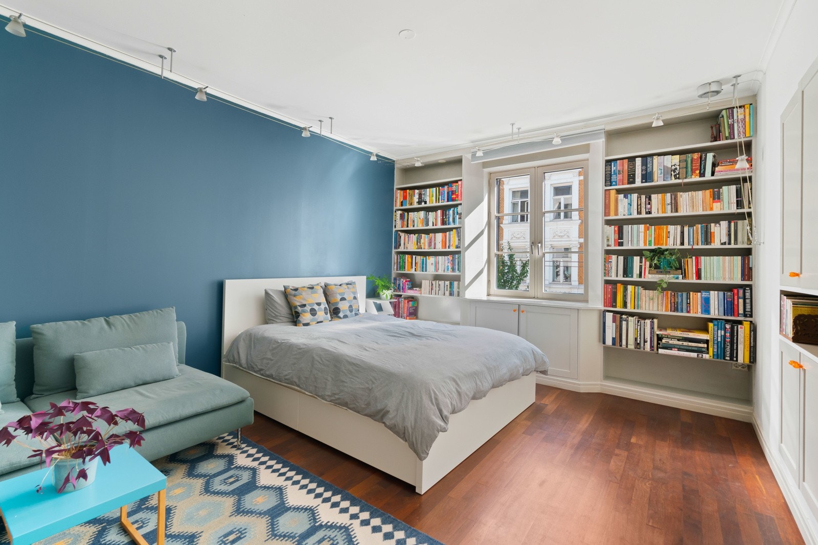 Lekre detaljer med bok hylleløsning fra gulv til himling gir hjemmet karakter. Galleribilde