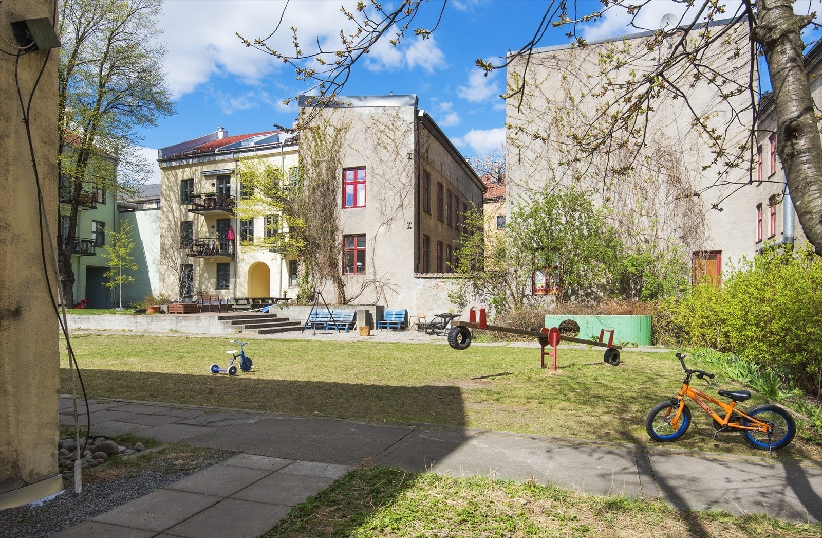 Til barnas store glede er det flere lekeapparater og rikelig med boltreplass. Galleribilde