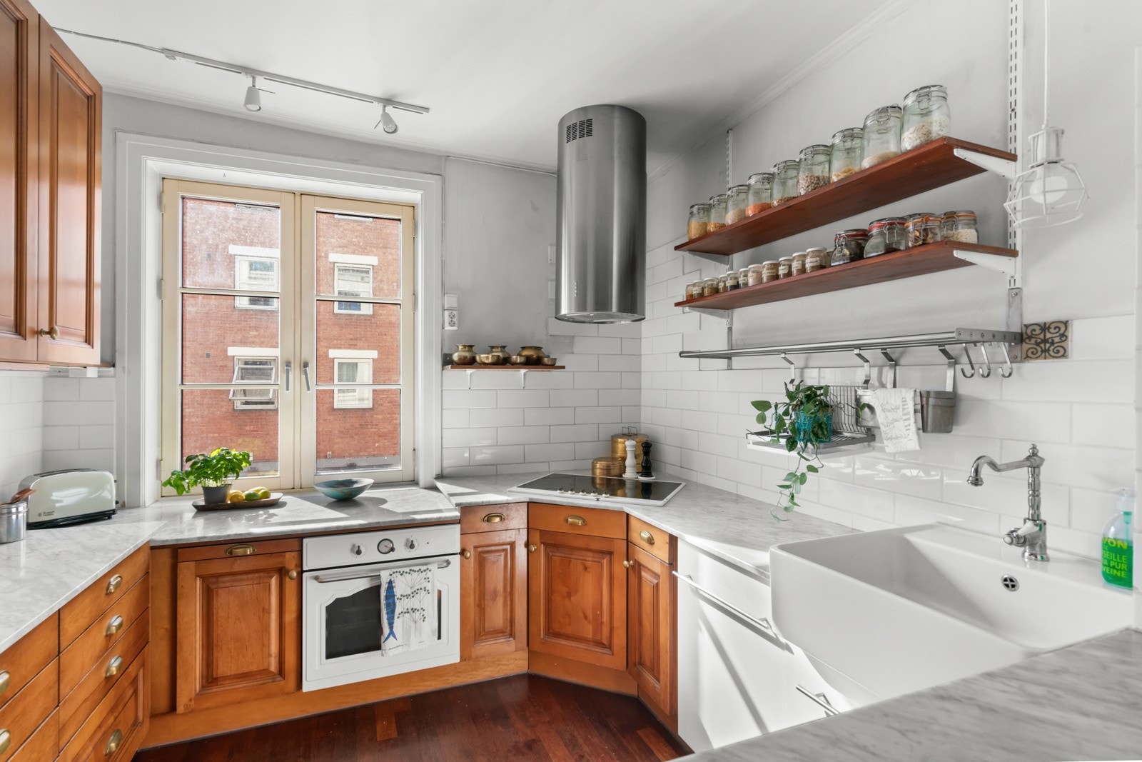 Dagslyset strømmer inn via et stort sprossevindu, og underveis i matlagingen kan utsynet ned på gata by på ekstra underholdning. Galleribilde