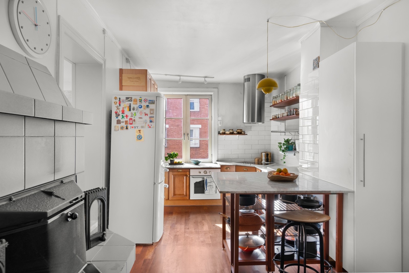 Bohemsk kjøkkeninnredning i klassiske rammer, vedlikeholdt og detaljrikt kjøkken! Galleribilde