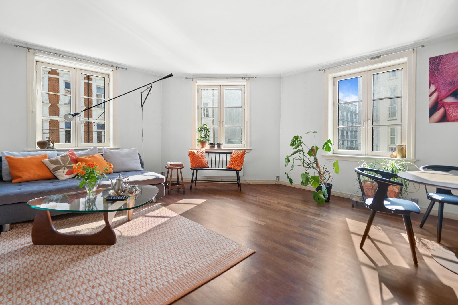 Leiligheten har en stor, innbydende stue hvor dagslyset formelig flommer inn via tre store bygårdsvinduer. Galleribilde