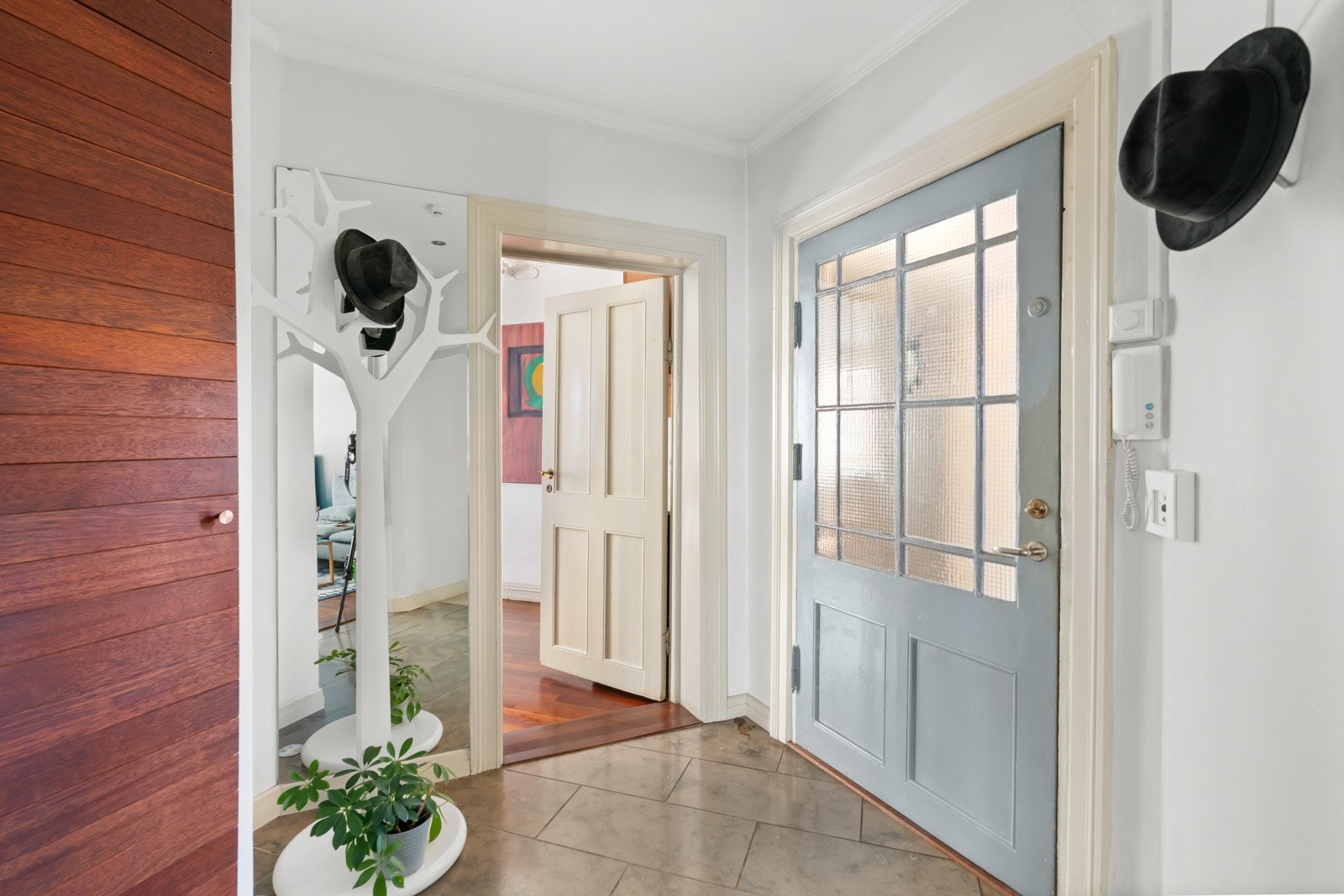 Inngangspartiet binder sammen hjemmet på en elegant måte. Leiligheten er delt opp i to soner og for deg som vil leie ut deler av hjemmet eller gi en privat sone for tenåringen, så er dette hjemmet midt i blinken! Galleribilde