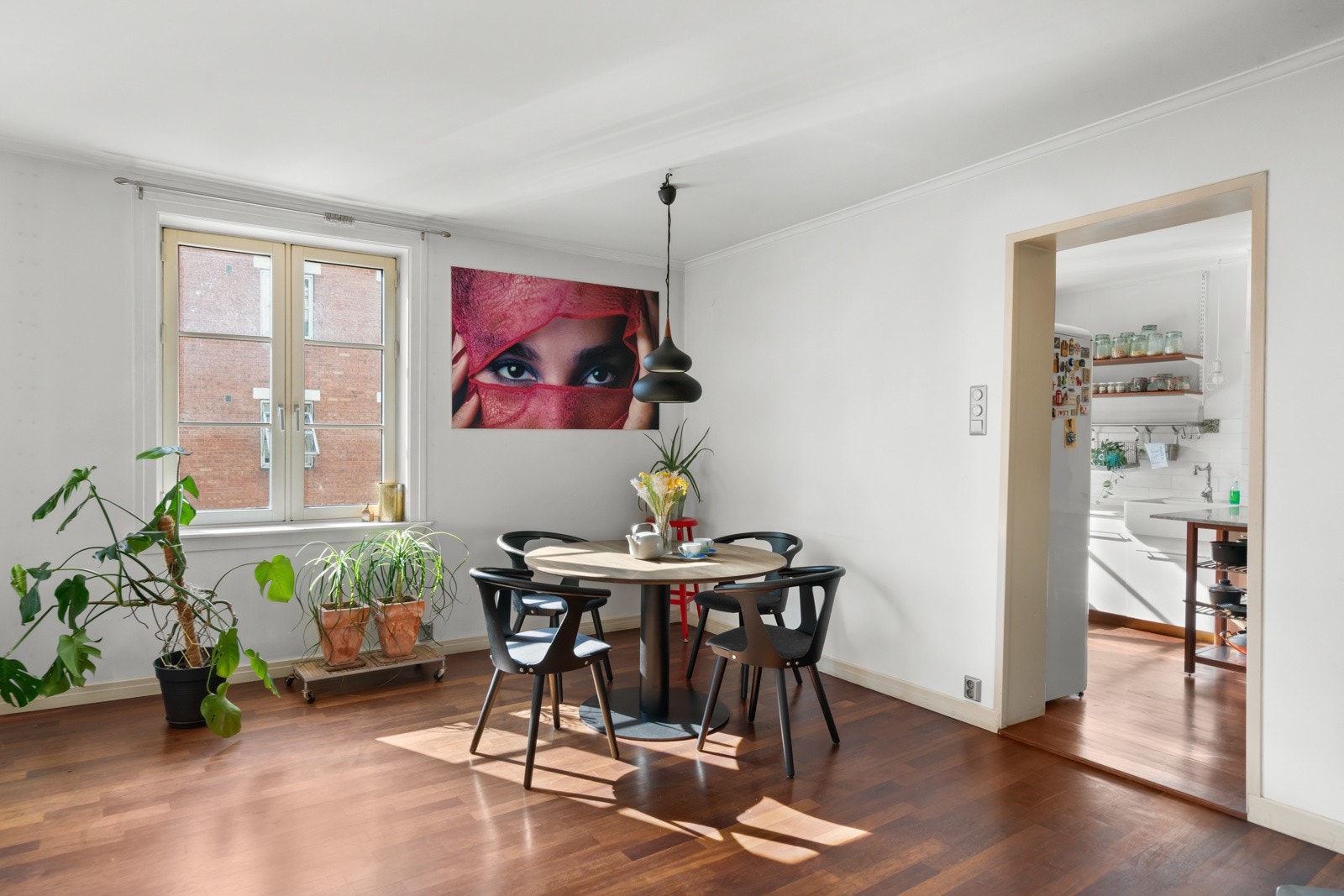 I nærheten av kjøkkenet er det rom for å samle familie og venner til hyggelige måltider rundt et spisebord. Galleribilde