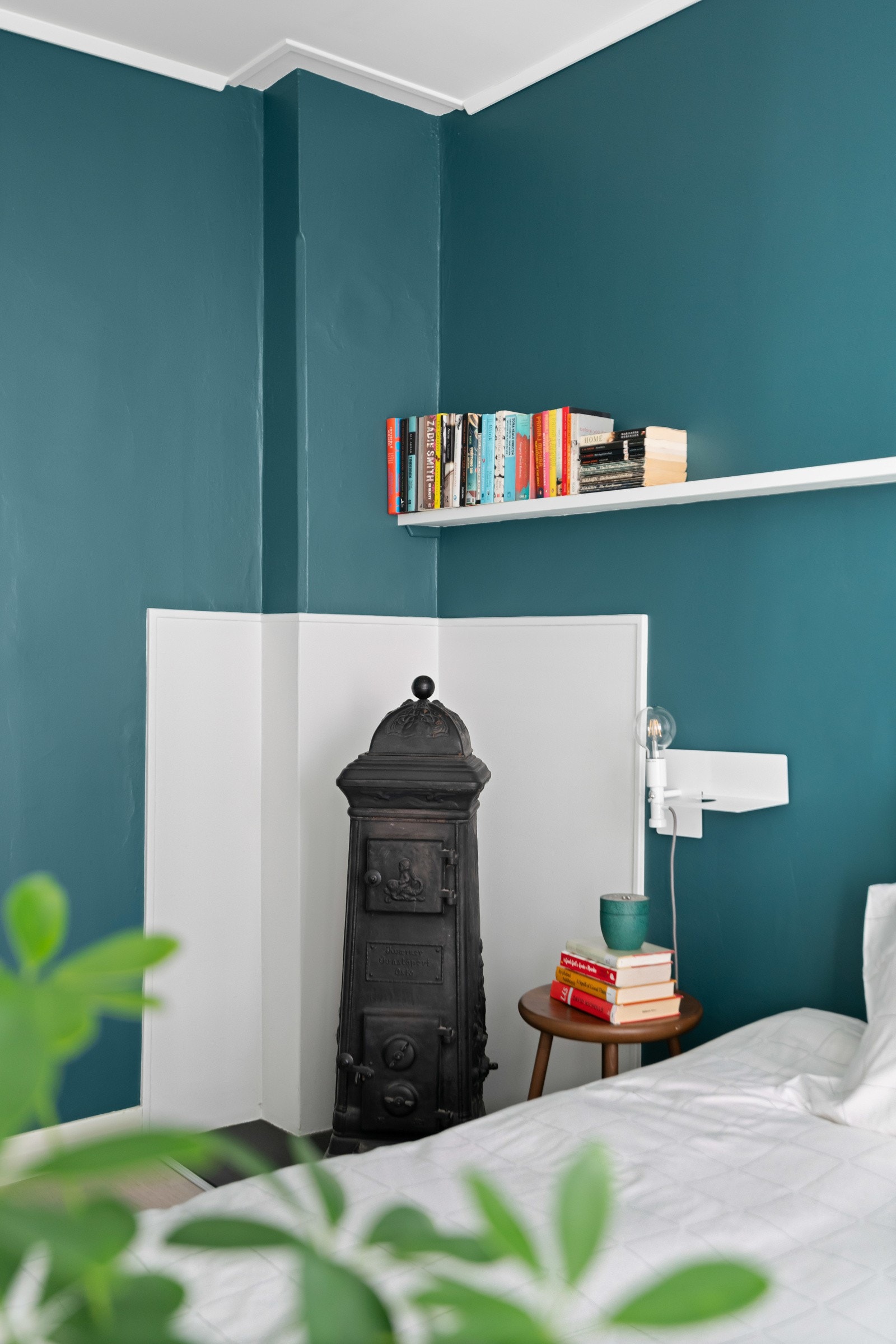 Det er plassbygde garderober på ett soverom og i entreen, og leiligheten har for øvrig lagringsplass i to disponible boder i bygget. Galleribilde