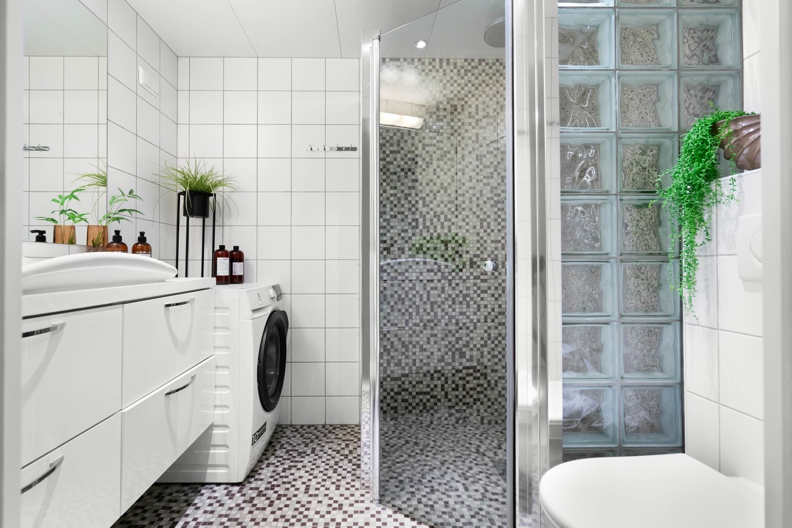 Flislagt baderom med elektriske varmekabler i gulv som gjør det godt å varmt. Galleribilde