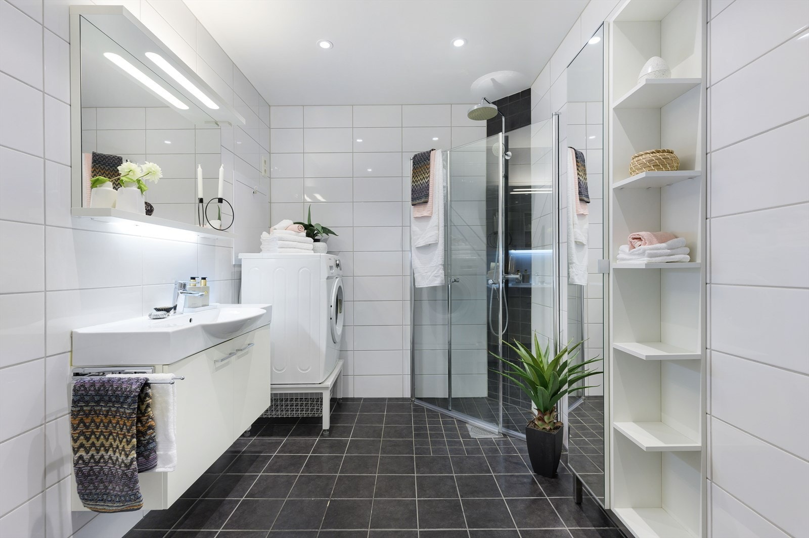 Badet har vegghengt servantskap, WC og dusjhjørne med foldbare dører. Galleribilde