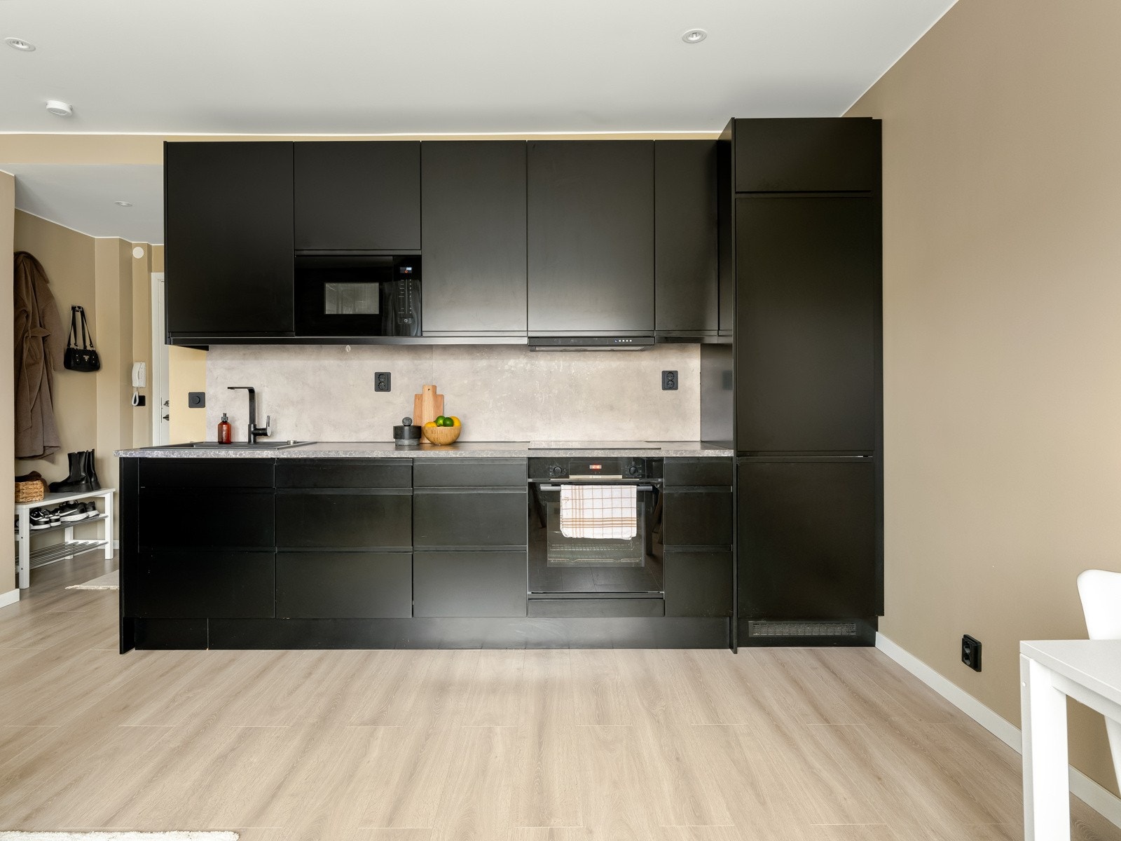 Kjøkkenet består av matte, slette fronter med integrerte hvitevarer. Galleribilde