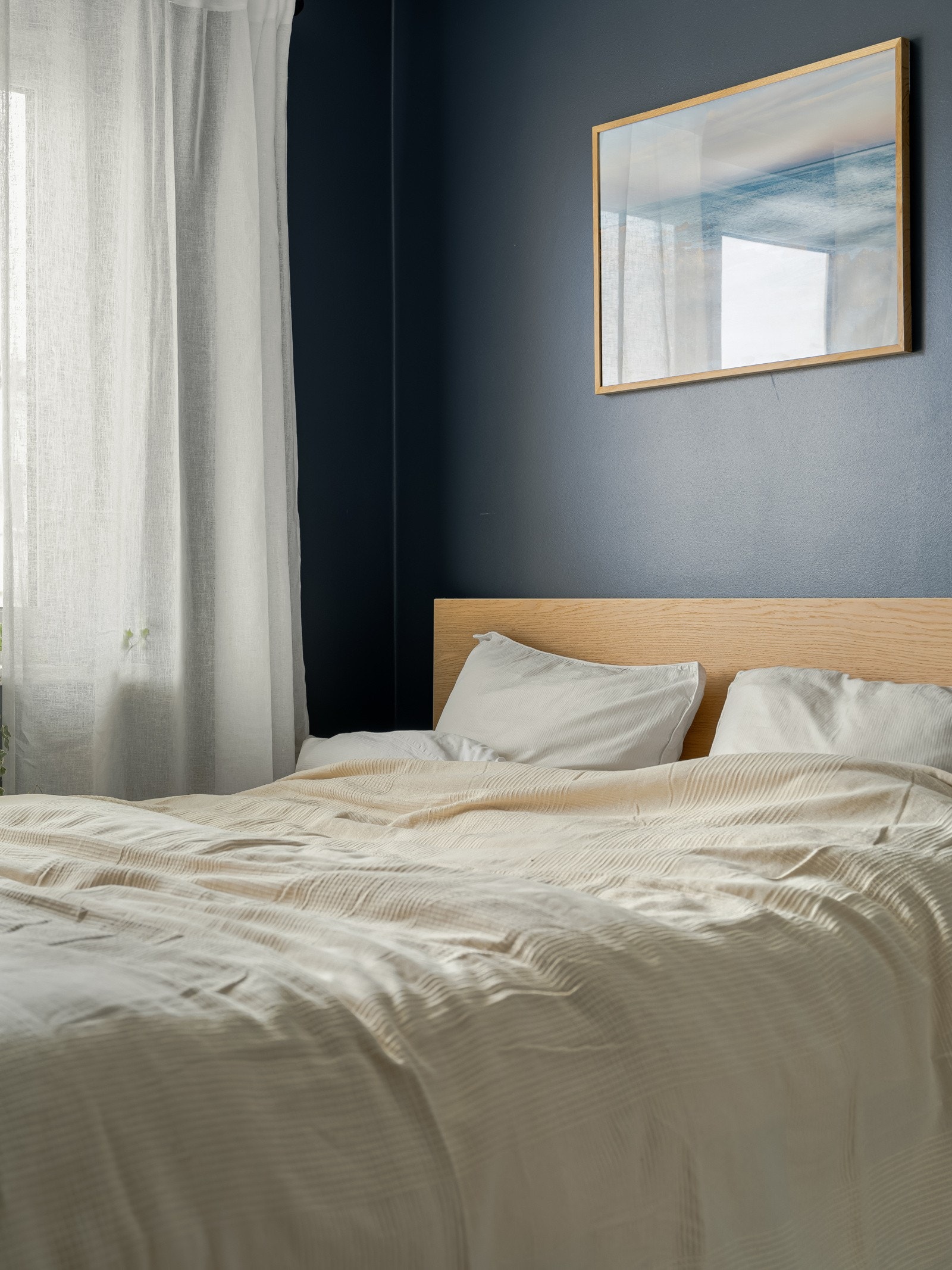 Rommet er malt i en dyp blåtone, som skal gi en dypere og bedre søvn. Galleribilde