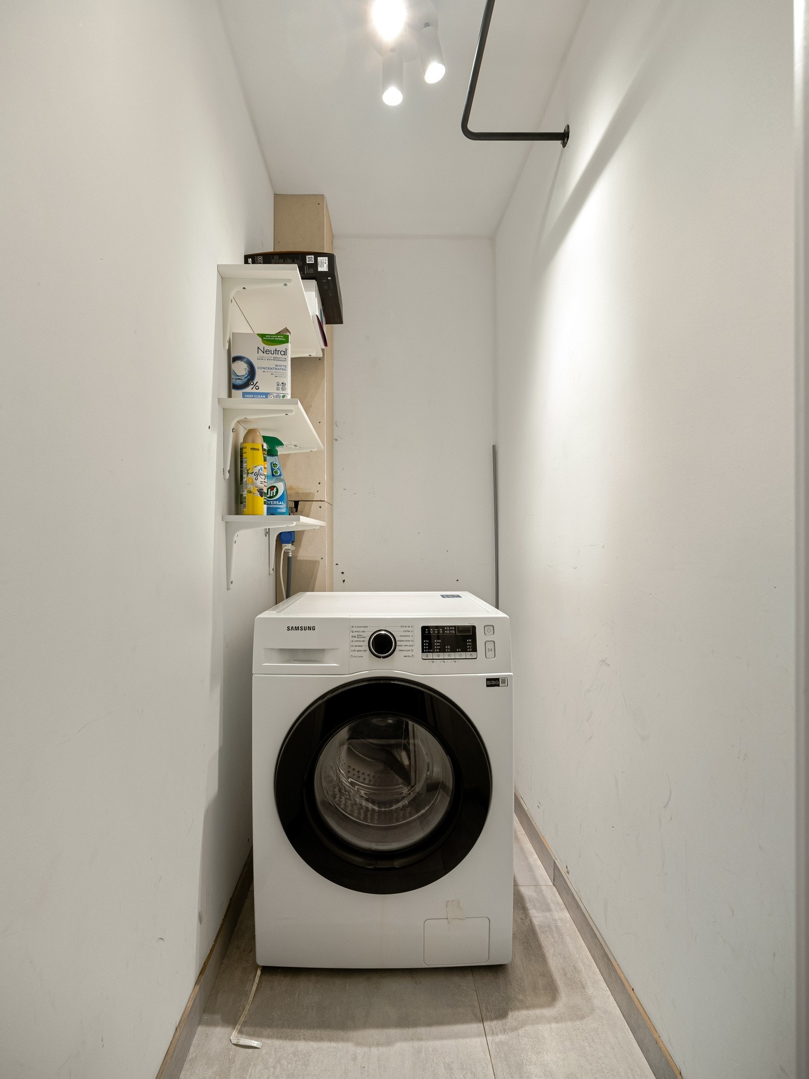 Leiligheten har en praktisk innvendig bod hvor vi også finner vaskemaskinen. Galleribilde