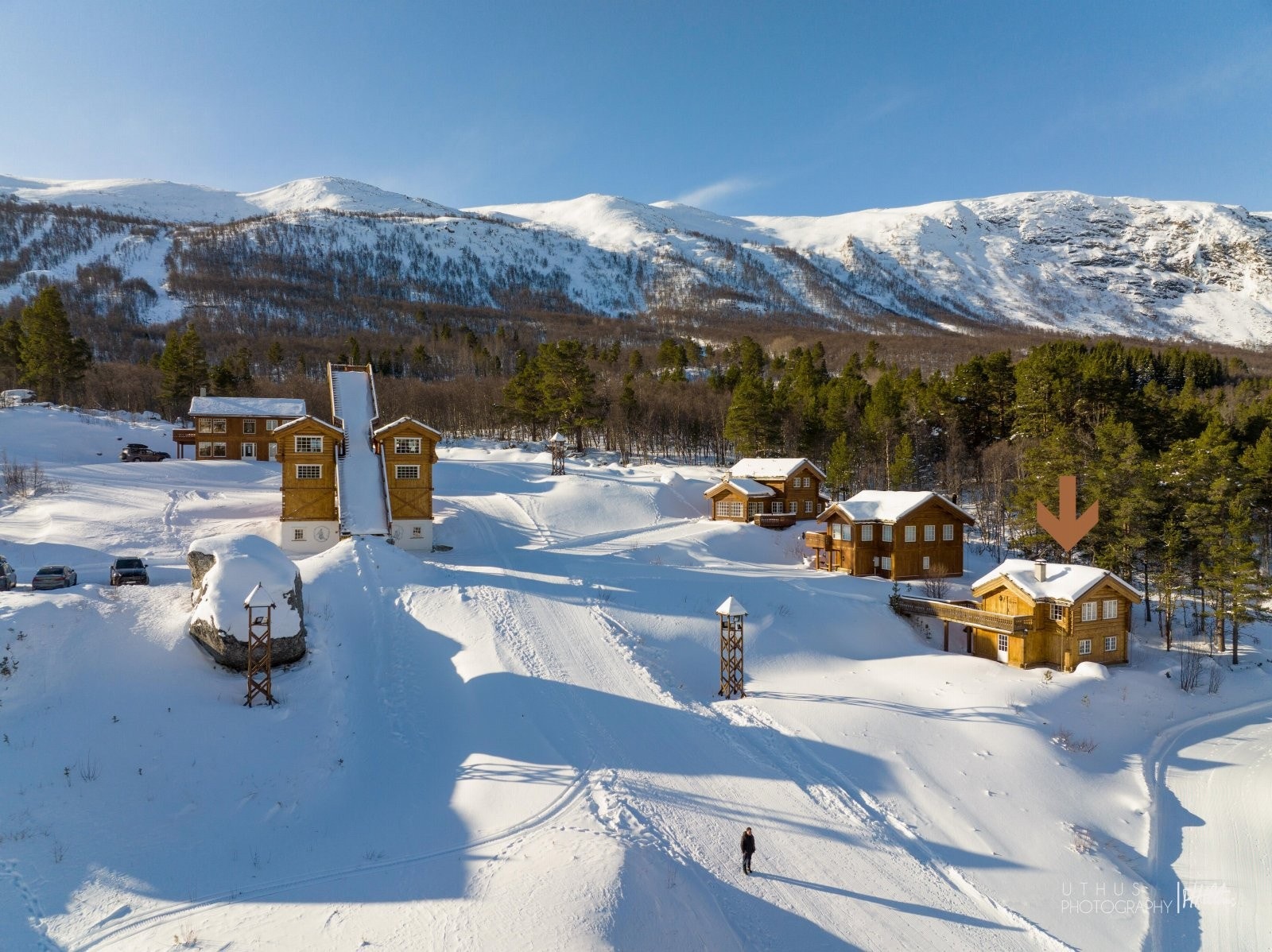 Lokal megler Ådne Holestøl Hognerud har gleden av å presentere denner lekre hytta i Skibyen - Sudndalen! Galleribilde