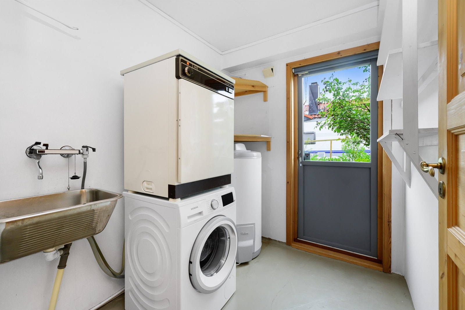 - Boligen har et eget vaskerom i 1. etasje med både innvendig og utvendig tilgang - Galleribilde