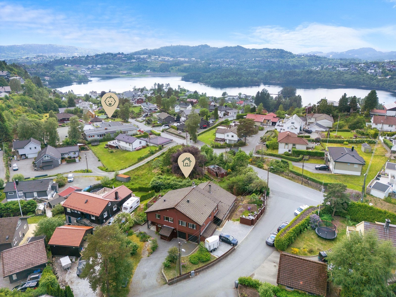 - Barnehage ligger like utenfor boligen! Svært optimalt for barnefamilier Huset har god og bred innkjørsel og egen garasje - Galleribilde