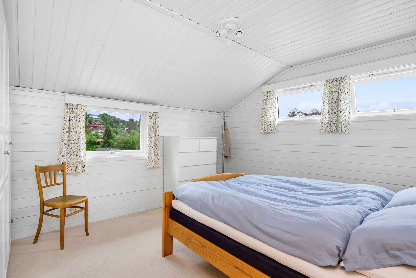 - Hovedsoverommet har garderobeskap og flott utsikt fra vinduene - Galleribilde