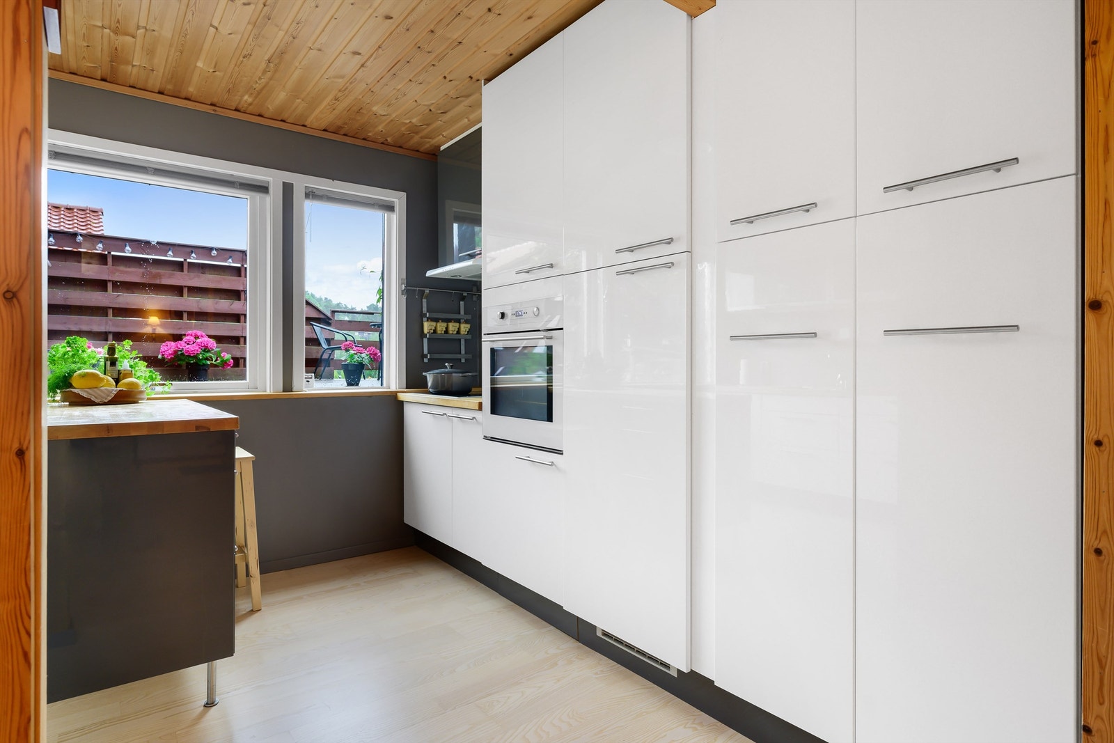 - Rikelig med oppbevaringsplass i skap og skuffer. Store vinduer gir godt med lys til rommet - Galleribilde