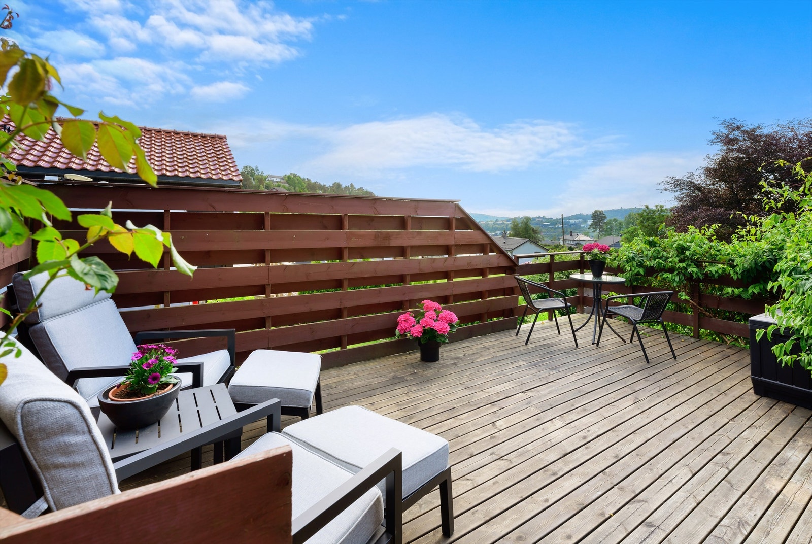 - Huset er solrikt og har fine uteplasser og hageområder - Galleribilde