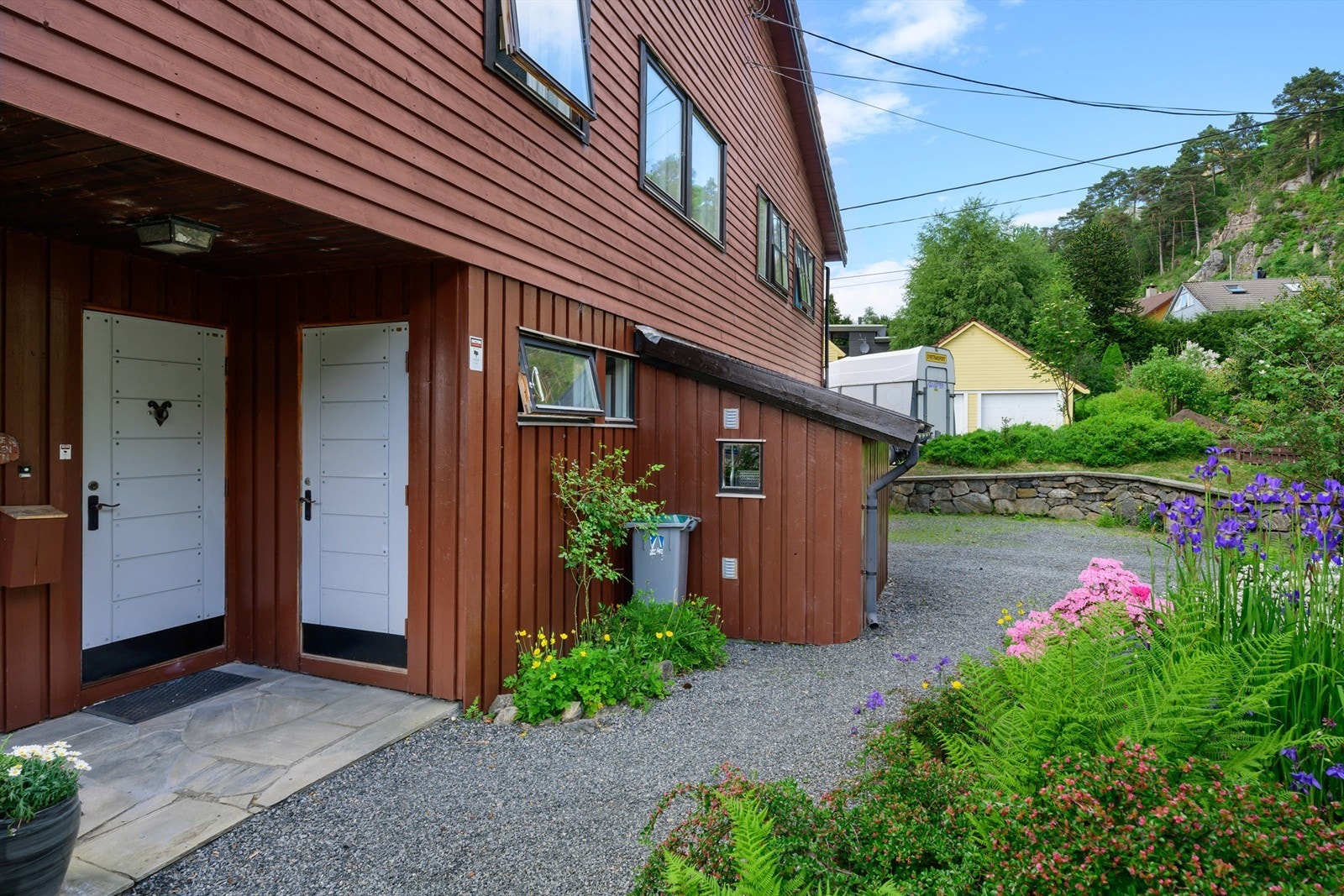 - Pent inngangsparti med både utvendig og innvendig tilkomst til bod - Galleribilde