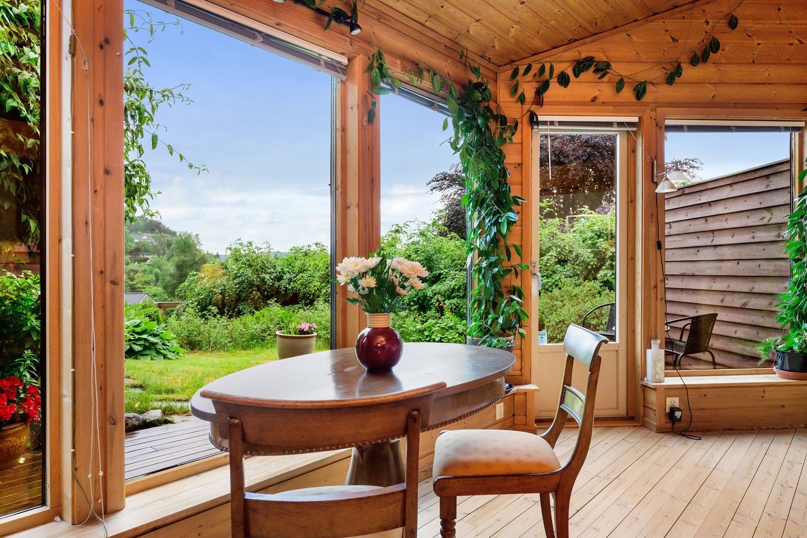 - Pen dagligstue med store vinduer og svært lite innsyn - Galleribilde