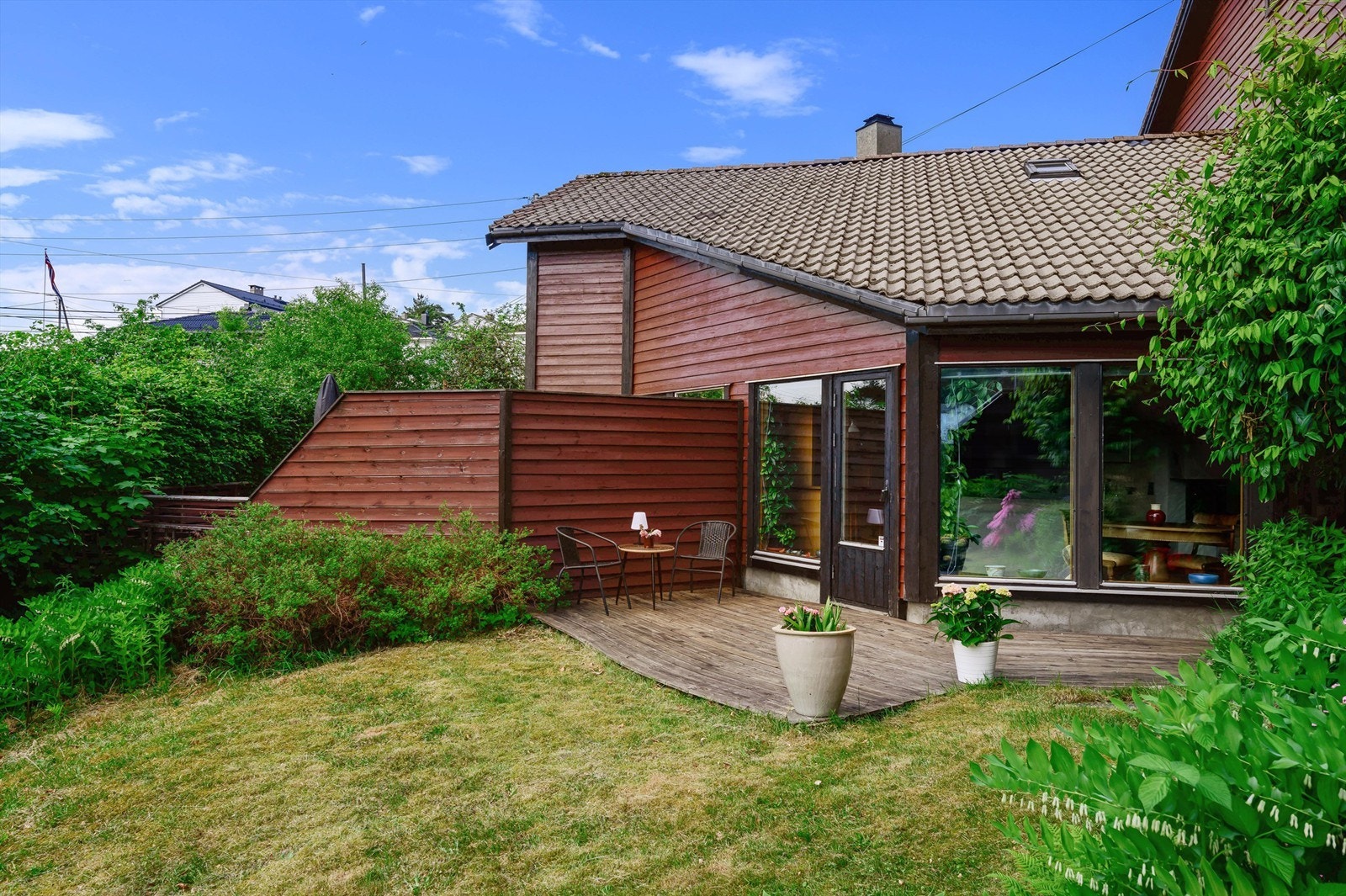 - Hage med direkte adkomst til dagligstuen - Galleribilde