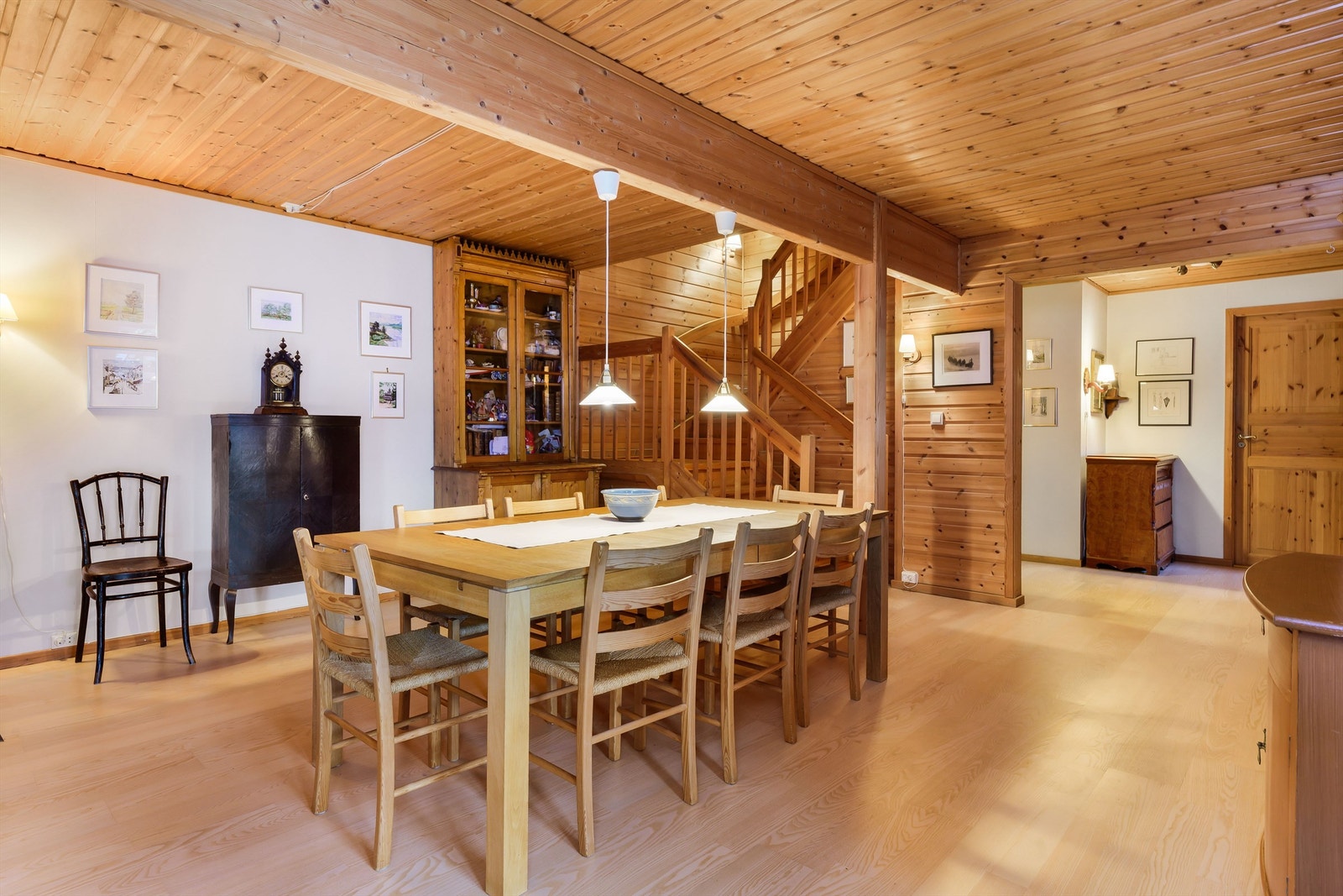 - Det er god plass til stort spisebord i rommet - Galleribilde