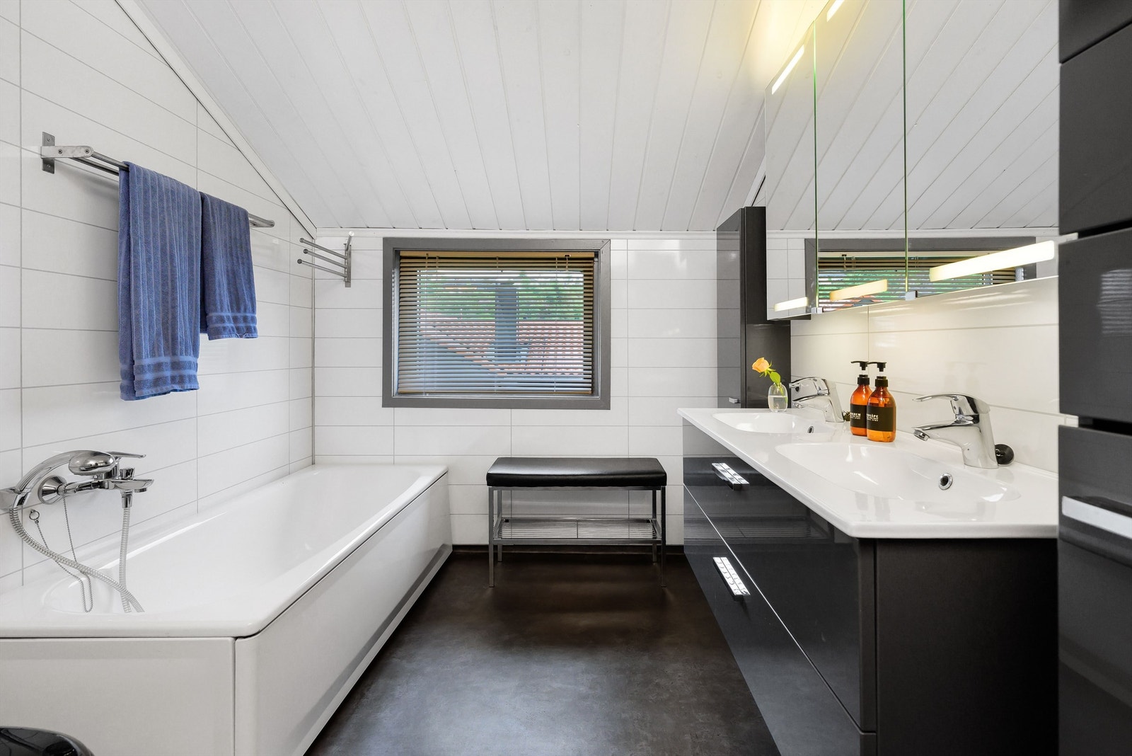 - Bad med badekar og stort møblement - Galleribilde