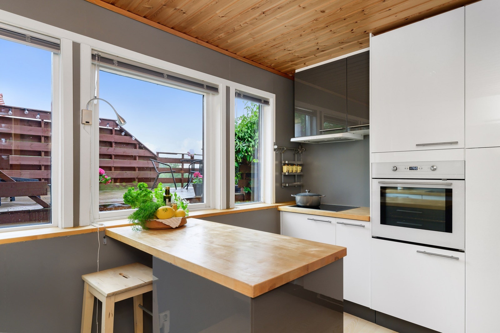 - Flott kjøkken i siltrik og tidløs design - Galleribilde