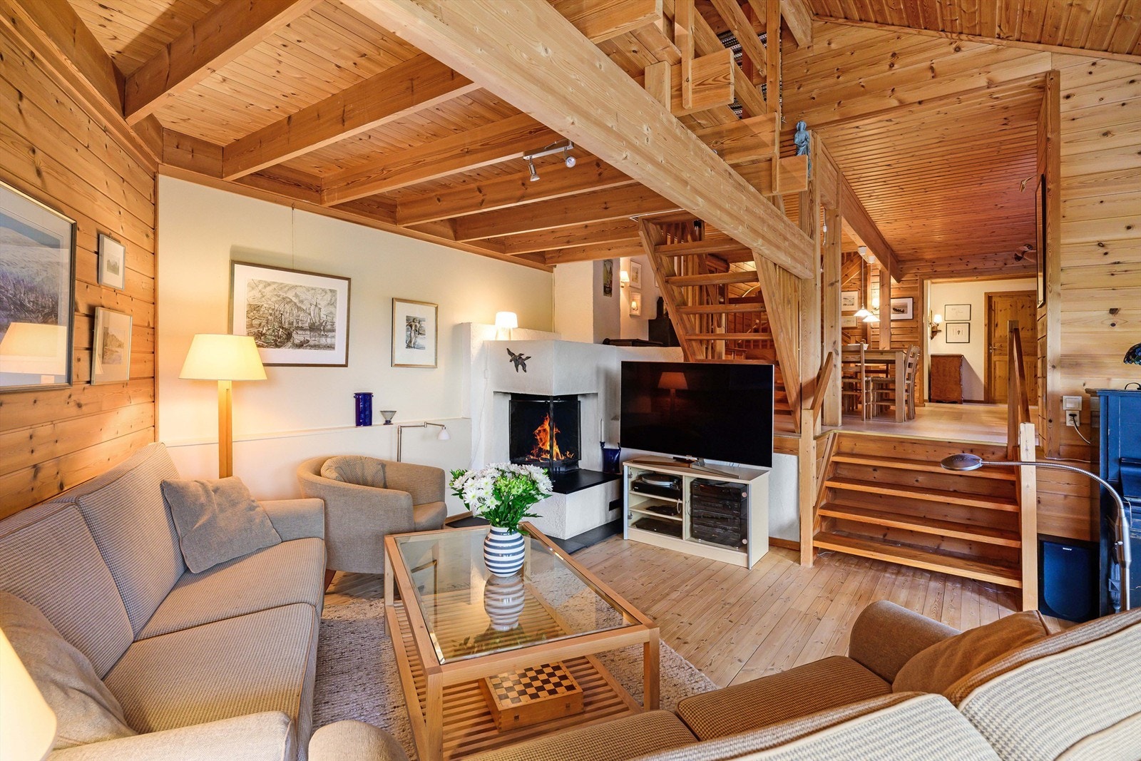 - Peis i rommet og god plass til mange gjester - Galleribilde