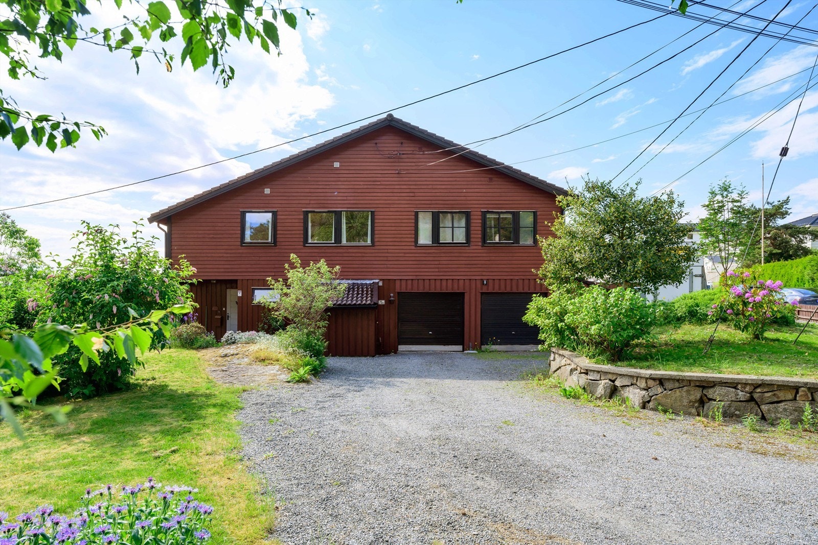 - Her får man garasje samt utvendige parkeringsmuligheter - Galleribilde