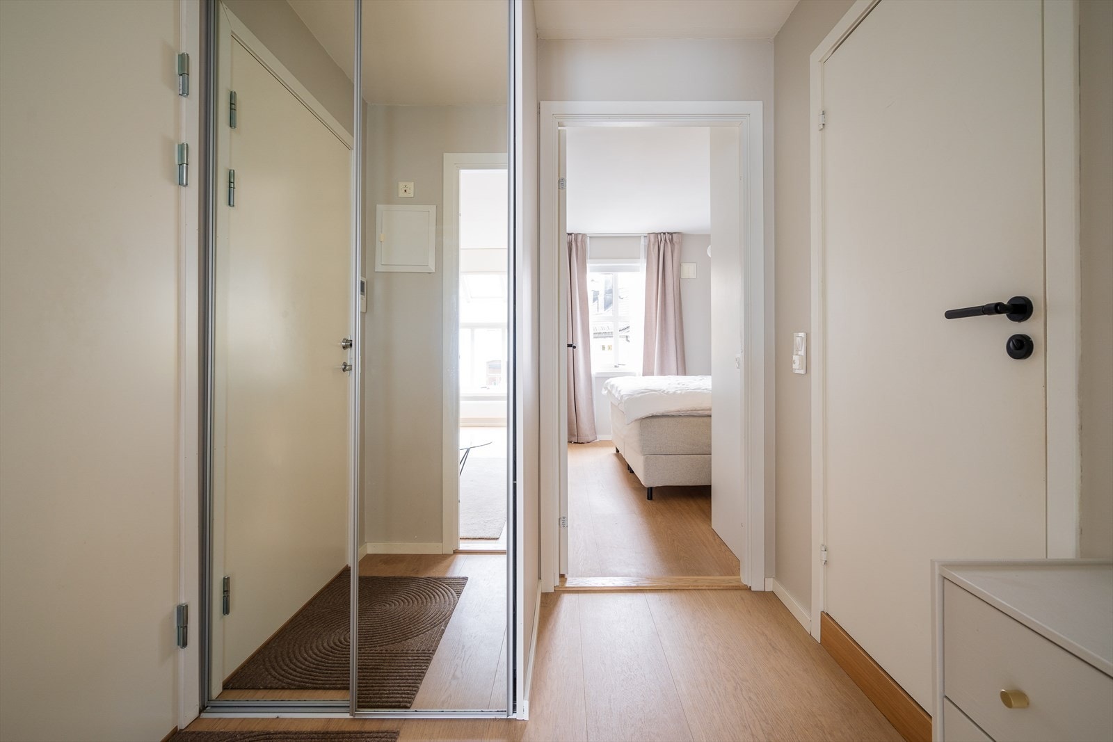 Velkommen inn! Stort garderobeskap i entréen med rikelig oppbevaringsplass. Galleribilde