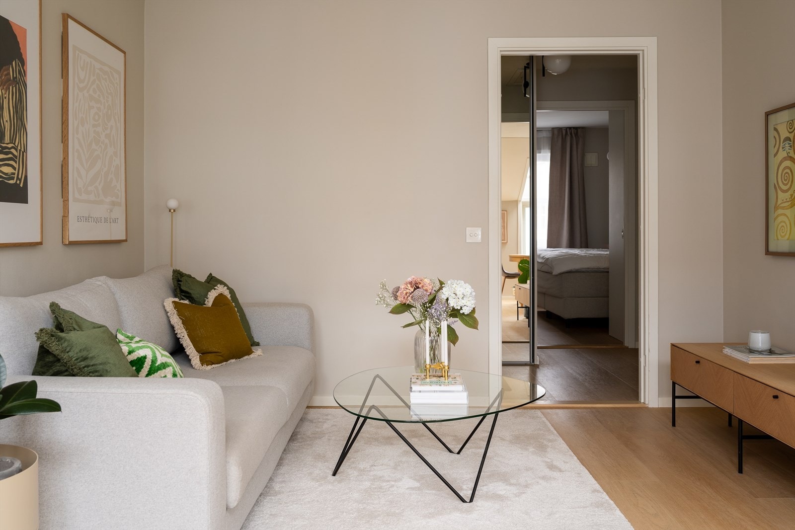 Det er et kaldtloft inne i leiligheten med adkomst fra nedtrekkbar loftsluke. Loftet er i bruk som lager. Galleribilde