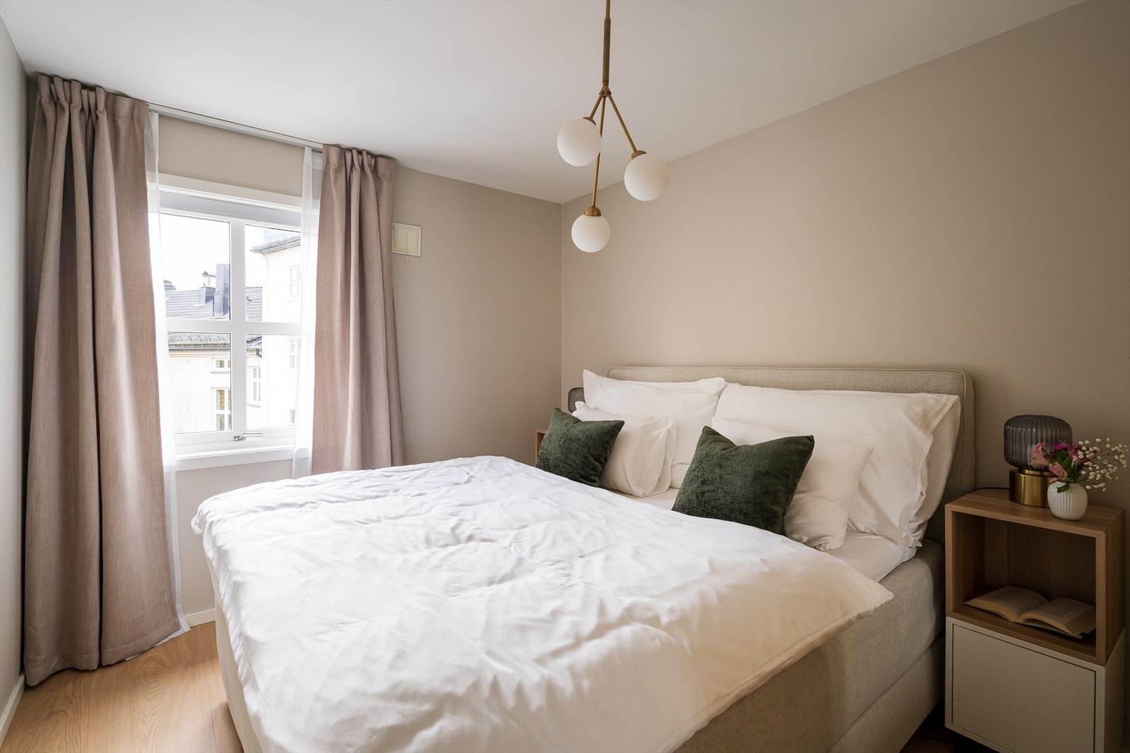 Et lyst og luftig soverom, malt i en delikat og behagelig farge. Her har man god plass til dobbeltseng samt tilhørende møblement Galleribilde