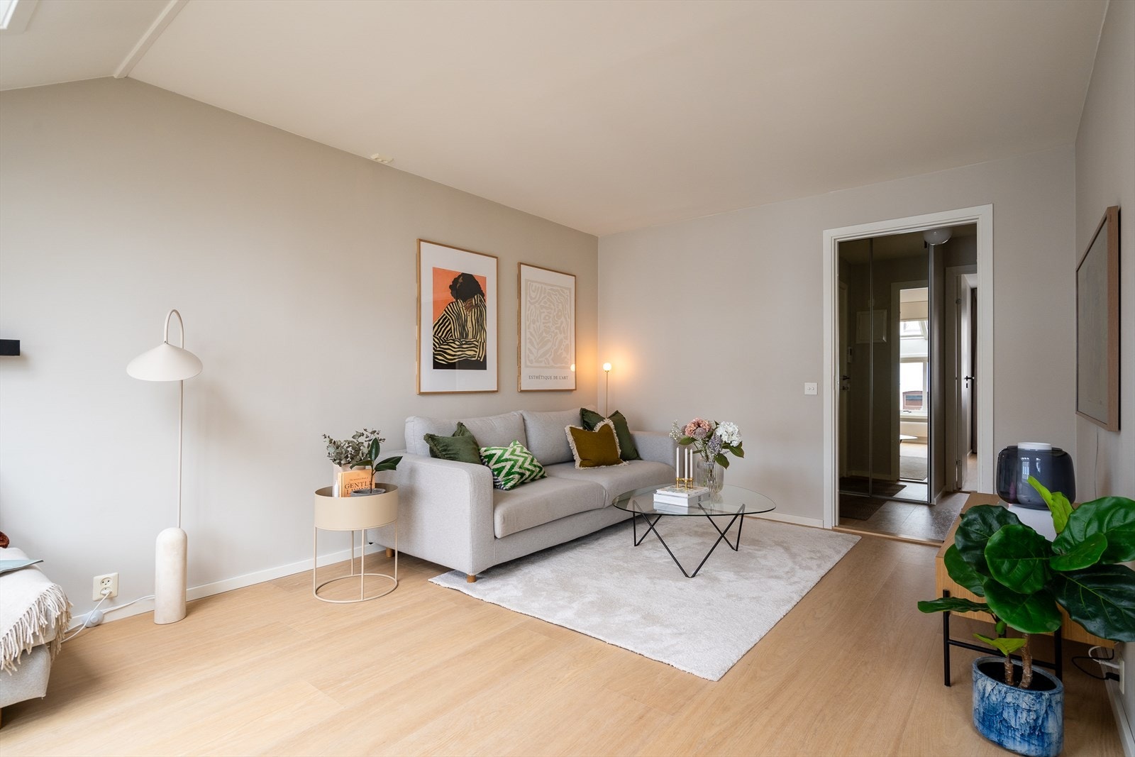 Lys og romslig stue med naturlig soner for innredning. Galleribilde