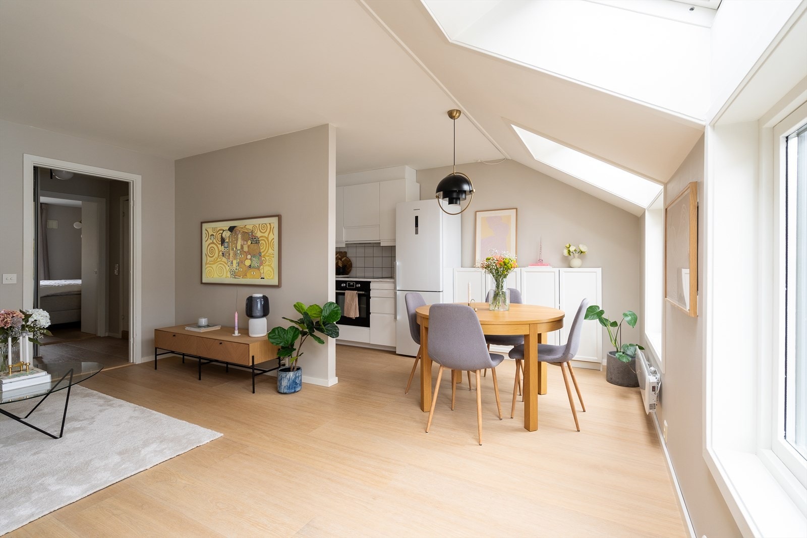 Stue og kjøkken er i en delvis åpen løsning, men likevel naturlig adskilt i to soner. Galleribilde