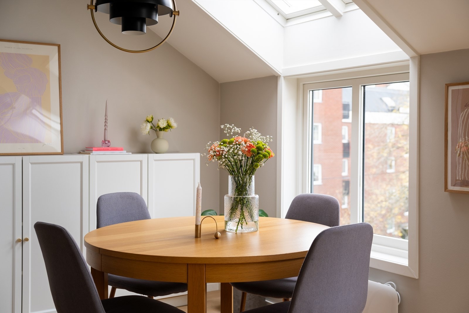 Her har du plass til et spisebord hvor du kan invitere venner og familie til hyggelige sammenkomster. Galleribilde