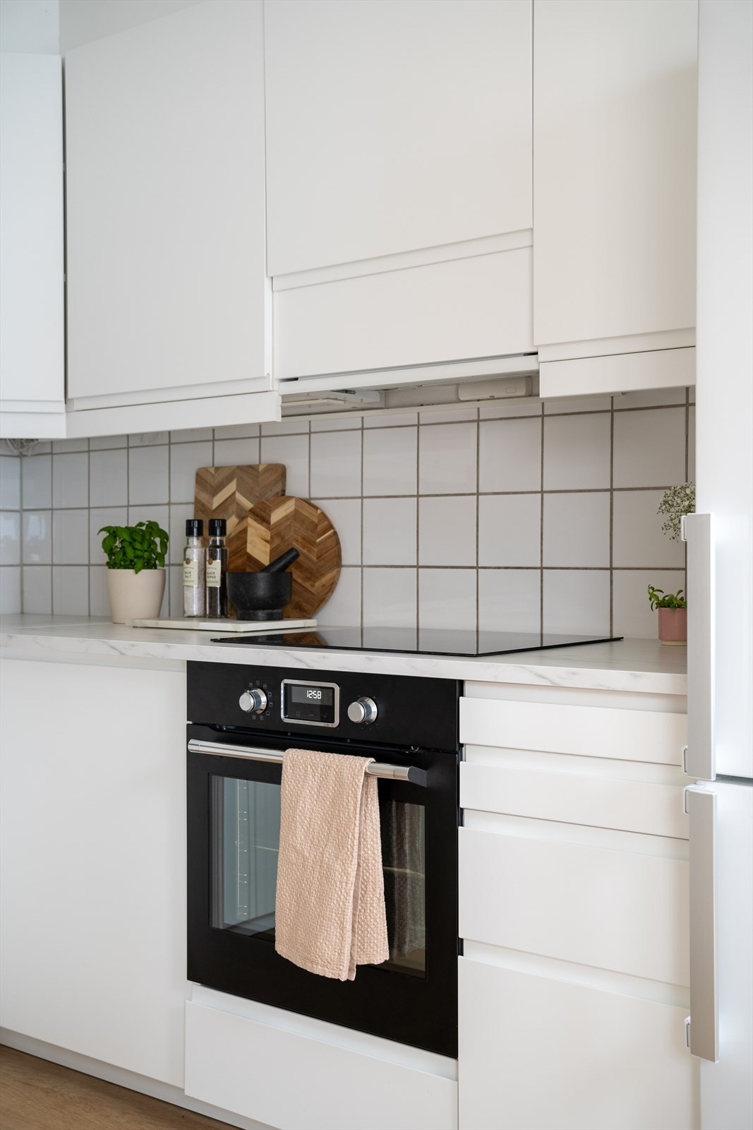 Kjøkkenet er utstyrt med induksjonstopp, innebygd stekeovn, integrert oppvaskmaskin og frittstående kjøleskap/fryser. Galleribilde