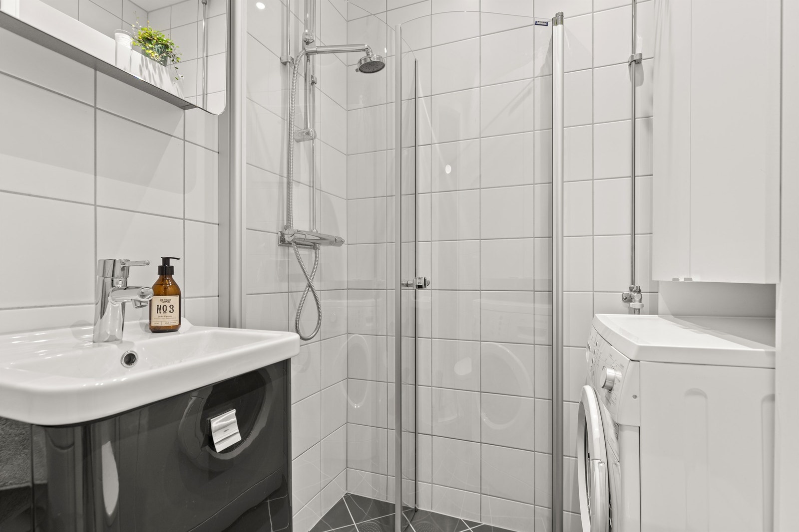 Helfliset og tidløst baderom fra 2012 med varme i gulvet. Innredningen består av servant nedfelt i innredning, med et praktisk speilskap. Galleribilde