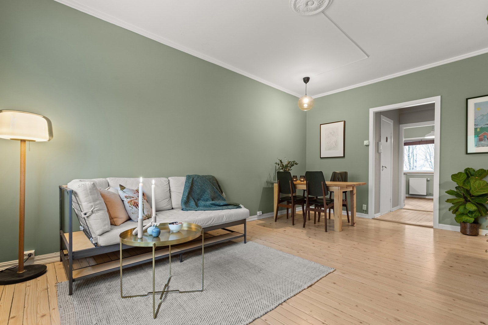 Rommets gode planløsning gjør at du enkelt kan innrede med flere soner Galleribilde