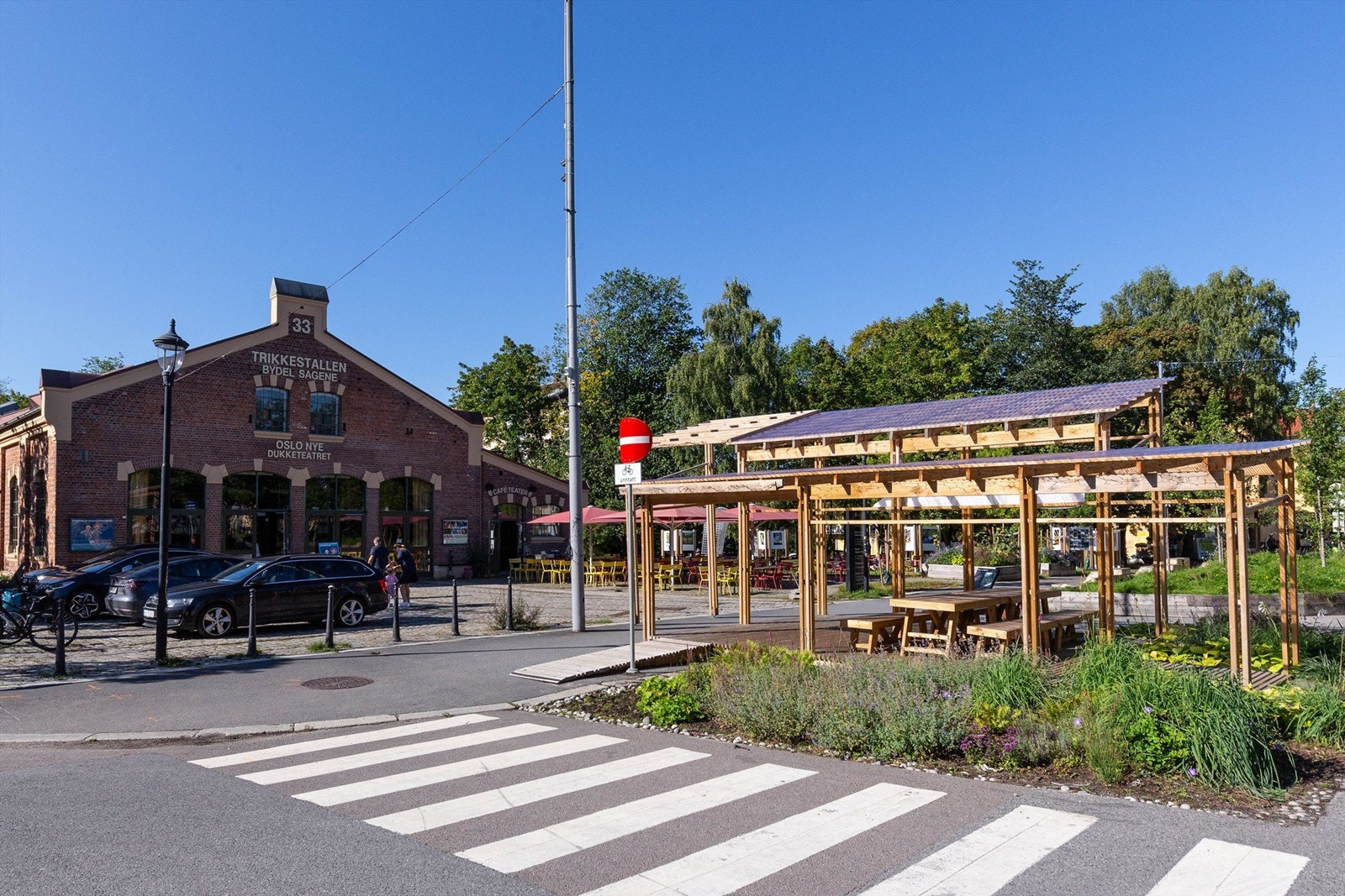 Spisesteder og kafèer som Åpent Bakeri, Grisen spiseri (Vertshuset Oskar Braaten) og Trikkestallen (her har de flott uteservering om sommeren og teater for de minste) Galleribilde