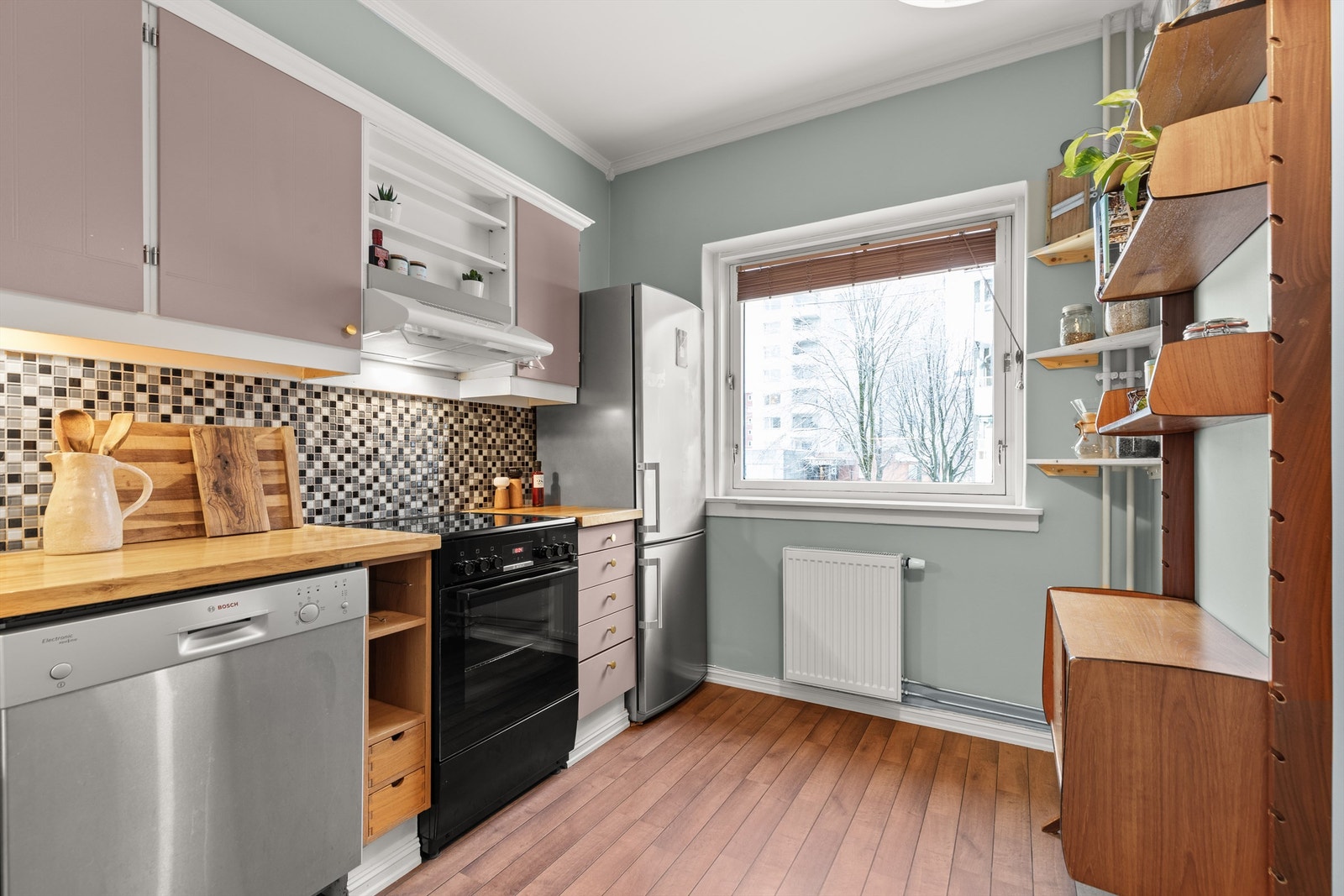 Her er kjøkkenet holdt i en praktisk separat løsning. Kjøkkenfrontene ble pusset og malt i 2023. Galleribilde