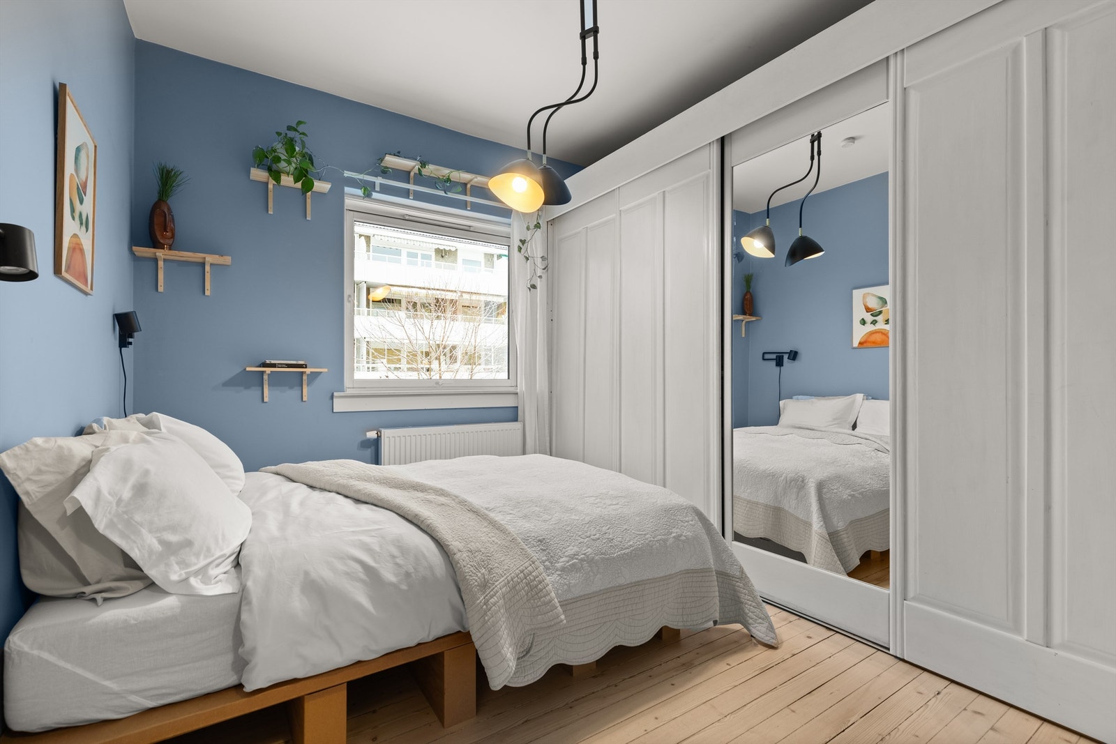 Det er godt med oppbevaringsplass i skyvedørsgarderoben Galleribilde