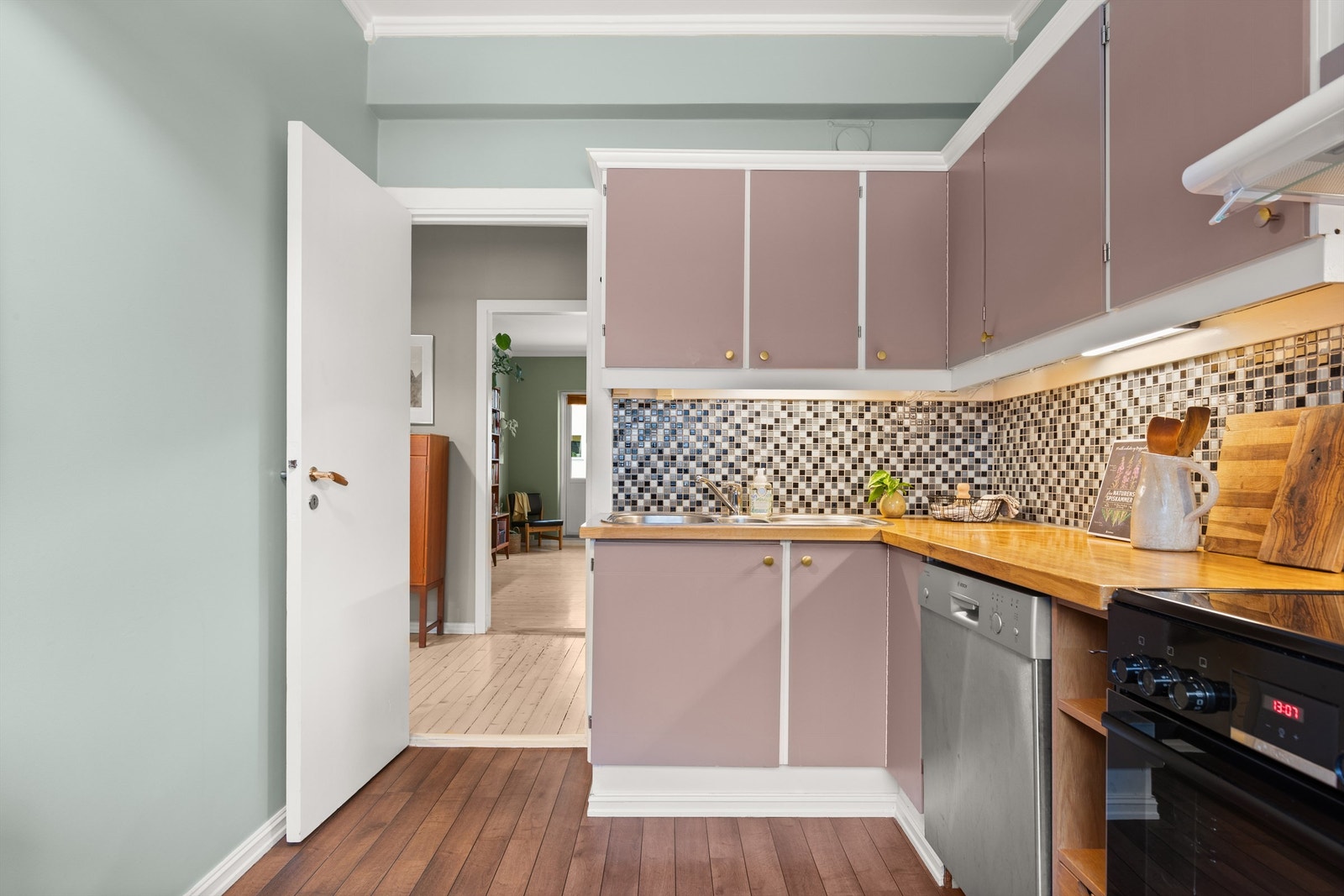 Kjøkkeninnredningen består av glatte fronter og benkeplate i heltre med nedfelt vaskekum. Komfyr, kjøleskap, oppvaskmaskin og vaskemaskin medfølger. Galleribilde