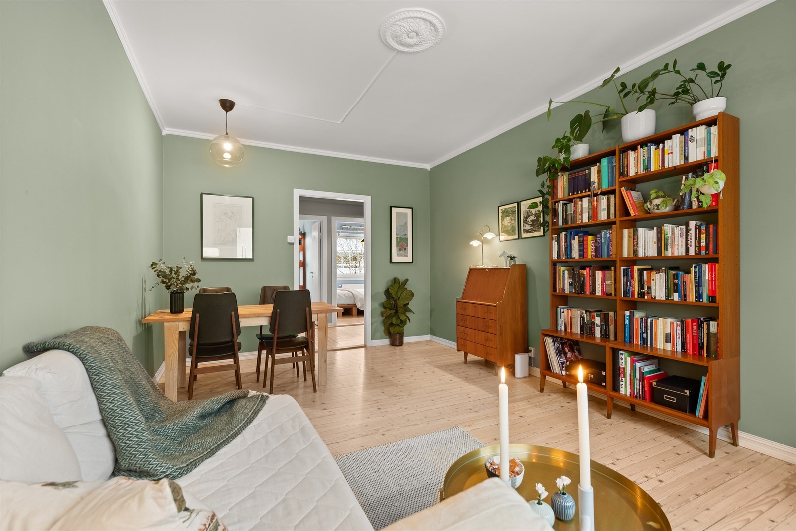 Det originale tregulvet ble slipt og lakkert i 2022 fremstår både sjarmerende og elegant Galleribilde