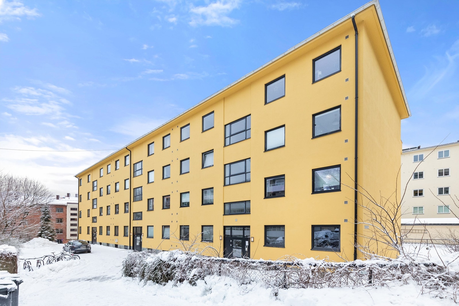 Leiligheten ligger rolig og tilbaketrukket til i sidegate med lite gjennomkjøringstrafikk. Galleribilde