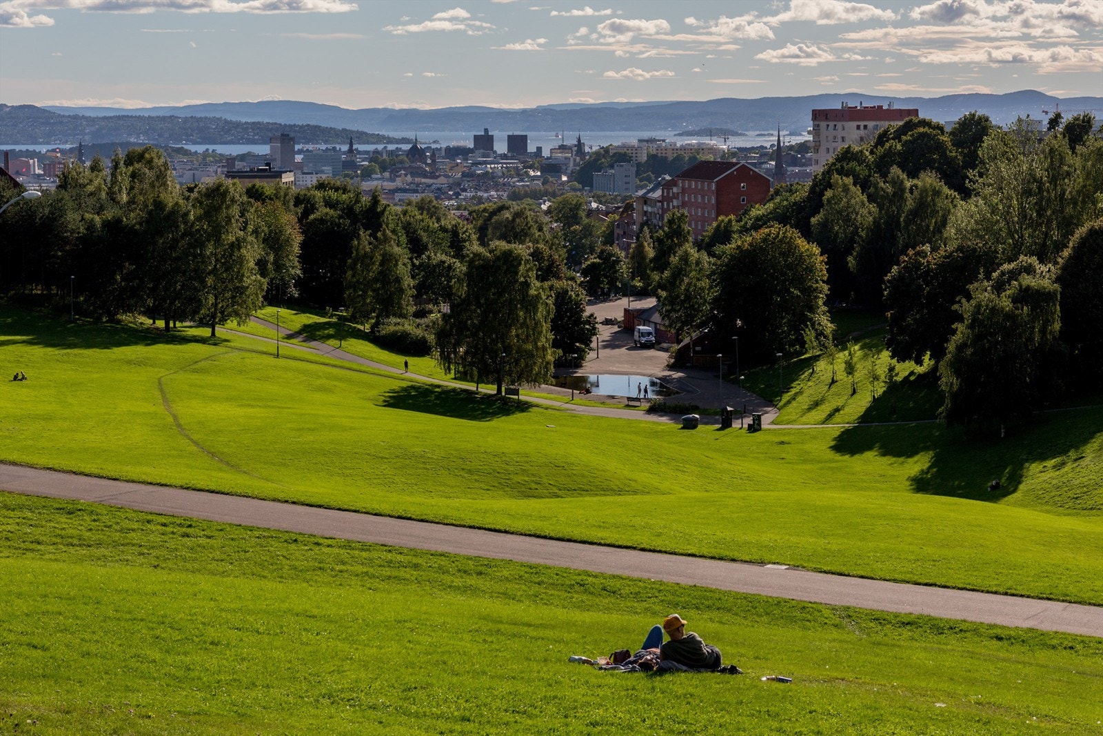Kort vei til hyggelige parkområder. Flotte og populære Torshovparken som brukes til blant annet grilling, sommerleker, soling, piknik, aking om vinteren m.m. Galleribilde