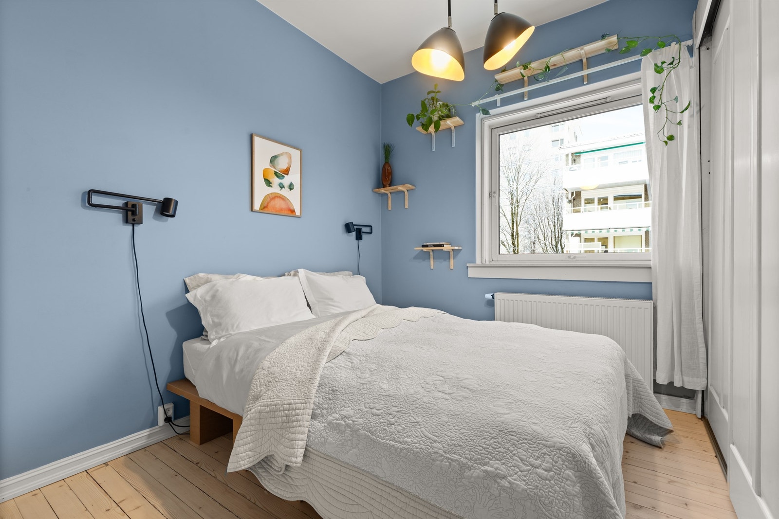 Soverommet er romslig og kan enkelt innredes med både dobbeltseng med tilhørende nattbord Galleribilde