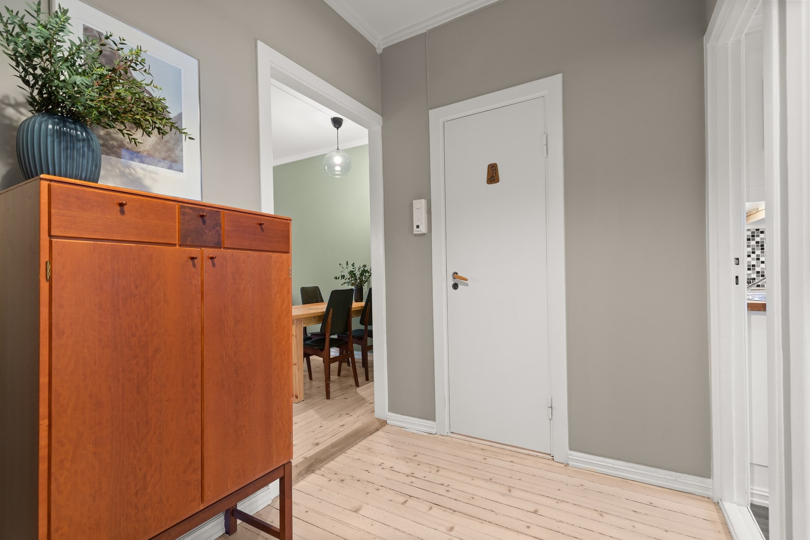 Her er det rikelig med plass til å henge fra seg yttertøyet og sette fra seg sko Galleribilde