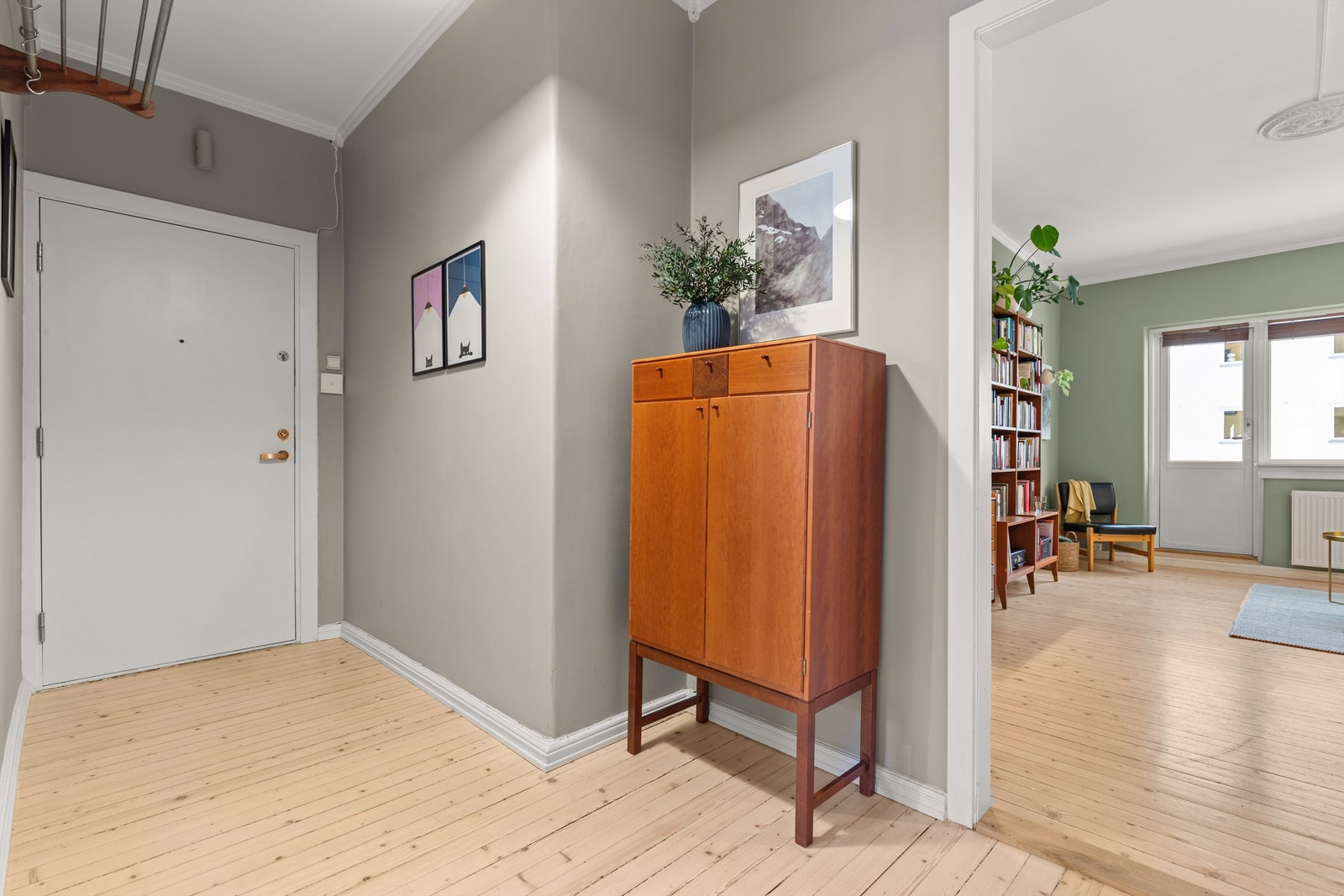 Velkommen inn! Leilighetens entrè er svært innbydende og gir et godt førsteinntrykk av boligen. Galleribilde