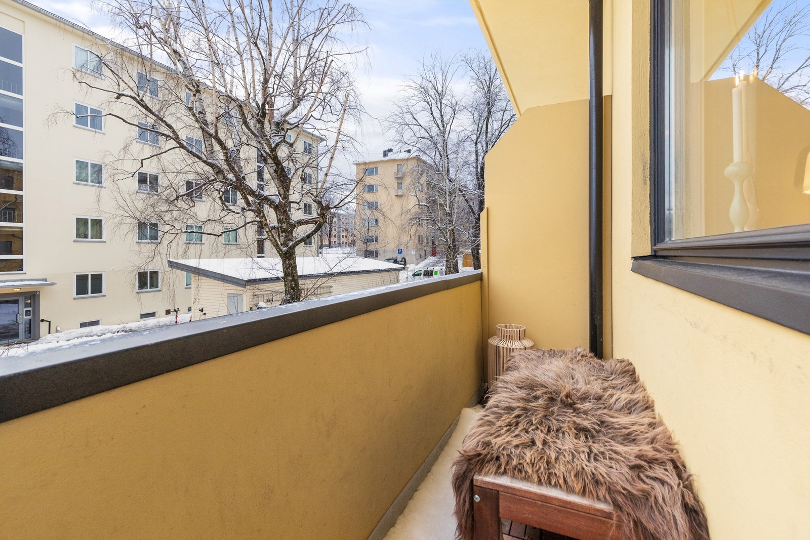 Lun og skjermet nordvestvendt balkong som vender mot bakgård. Galleribilde