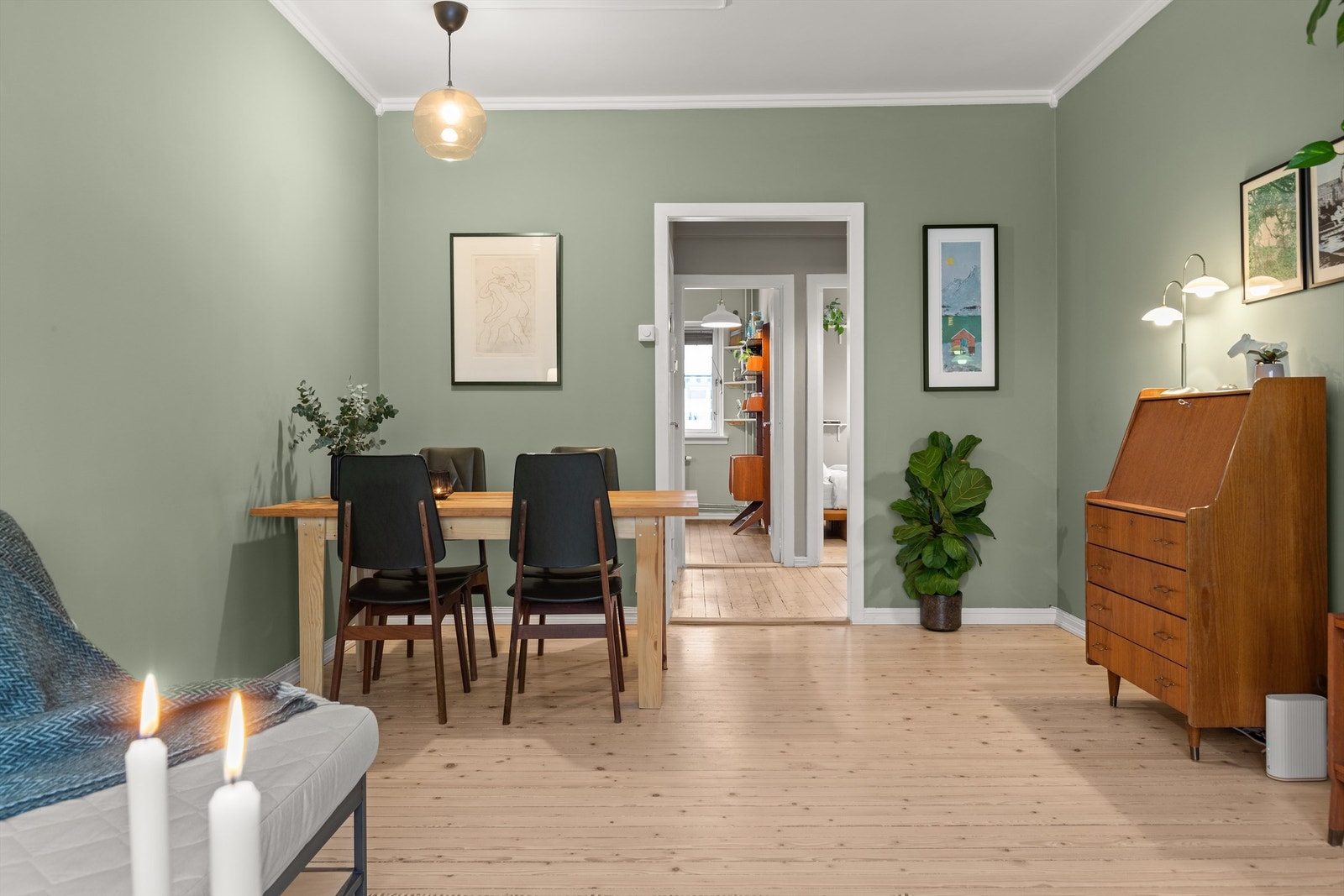 Stuen har også en naturlig og fin plass for et spisebord med gode muligheter for å invitere venner og kjente på middag Galleribilde