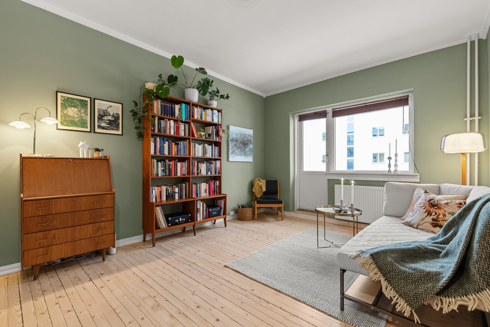 Stuen er av god størrelse og kan enkelt innredes med en hyggelig sittegruppe og tilhørende salongbord og tv-seksjon Galleribilde