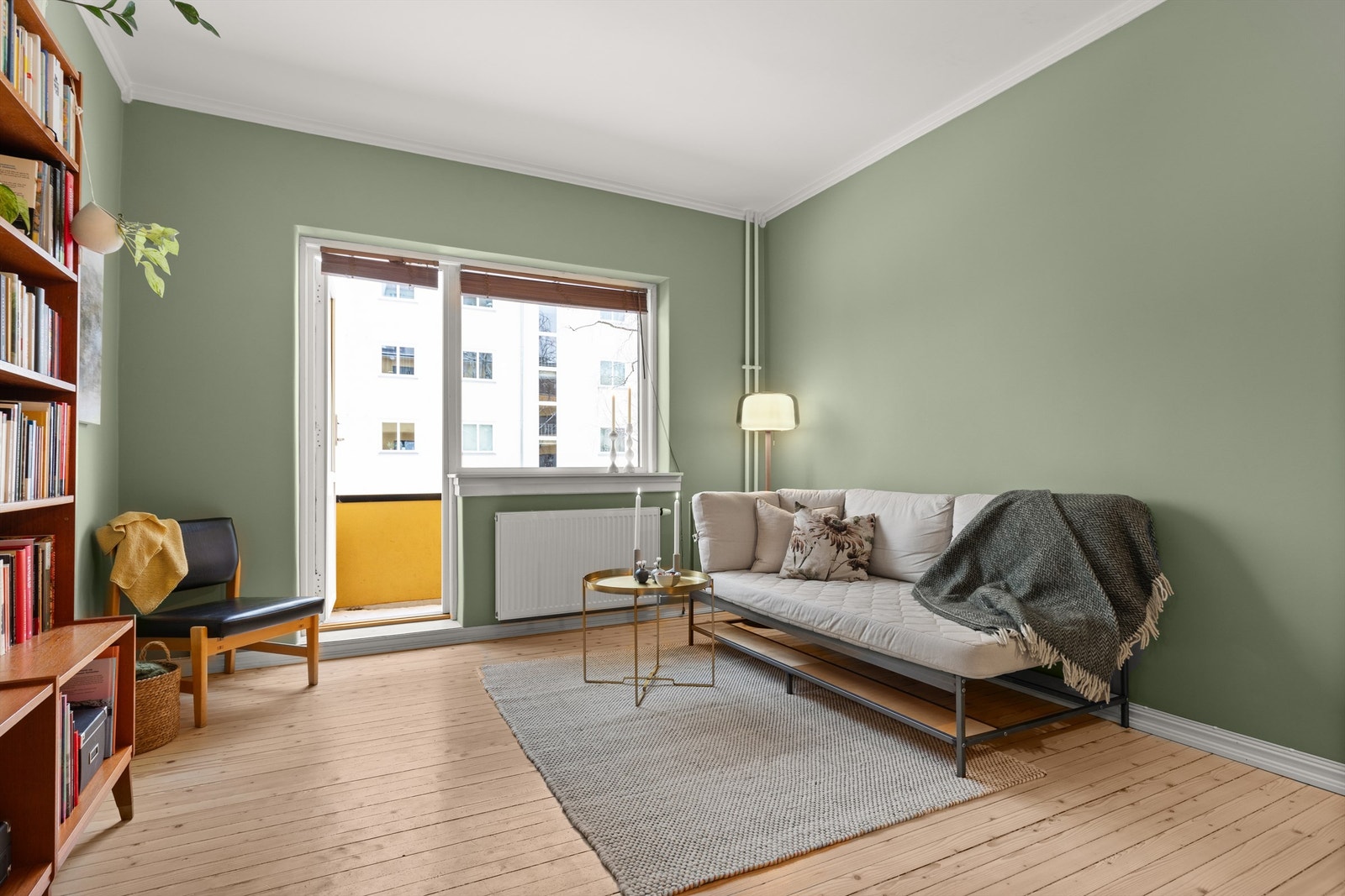 Fra stuen kommer du videre ut til leilighetens hyggelige balkong Galleribilde